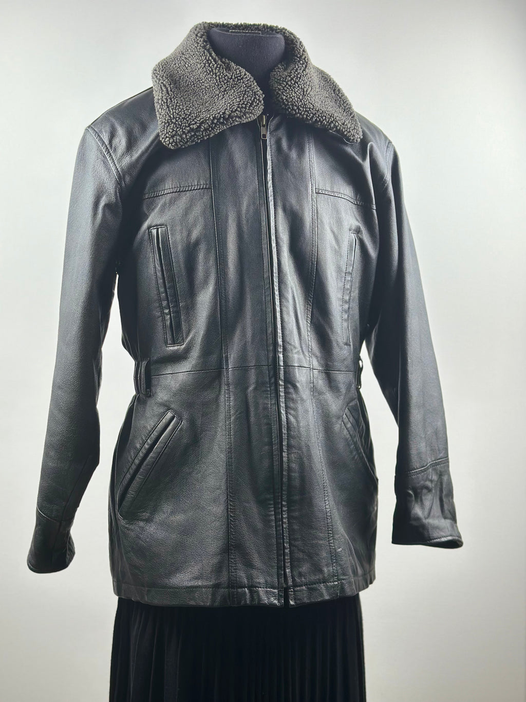 Jofama by Sweden – Naisten nahkatakki teddy-kauluksella (M)