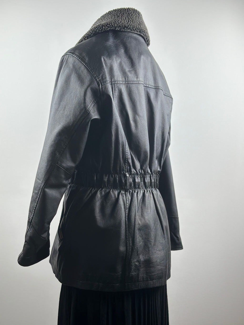 Jofama by Sweden – Naisten nahkatakki teddy-kauluksella (M)