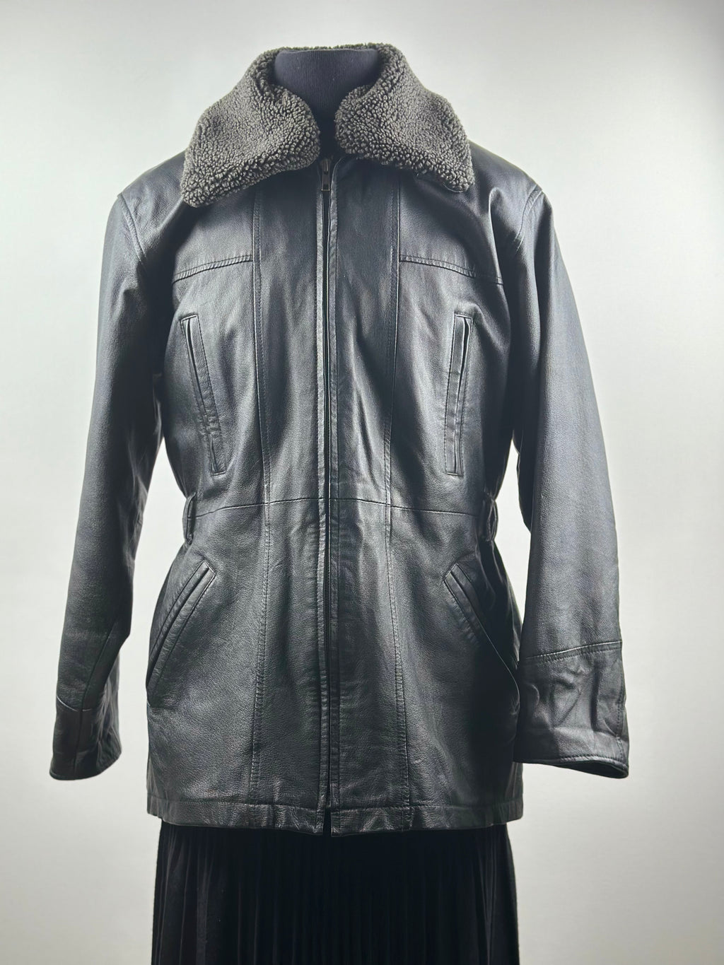 Jofama by Sweden – Naisten nahkatakki teddy-kauluksella (M)