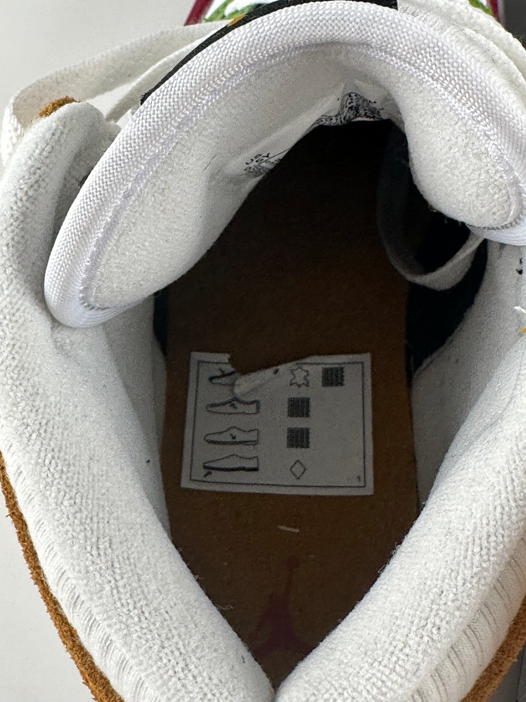 Air Jordan 1 Mid SE (GS) – White/Gym Red/Black – koko 38 (UUSI)