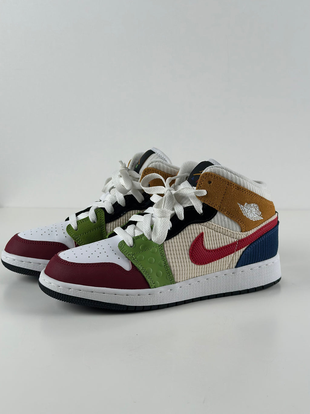 Air Jordan 1 Mid SE (GS) – White/Gym Red/Black – koko 38 (UUSI)