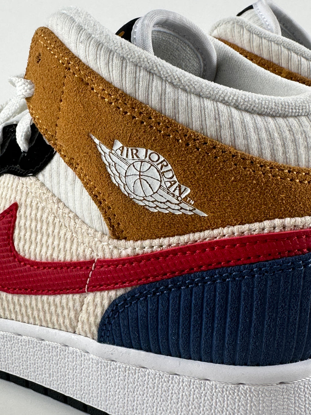 Air Jordan 1 Mid SE (GS) – White/Gym Red/Black – koko 38 (UUSI)