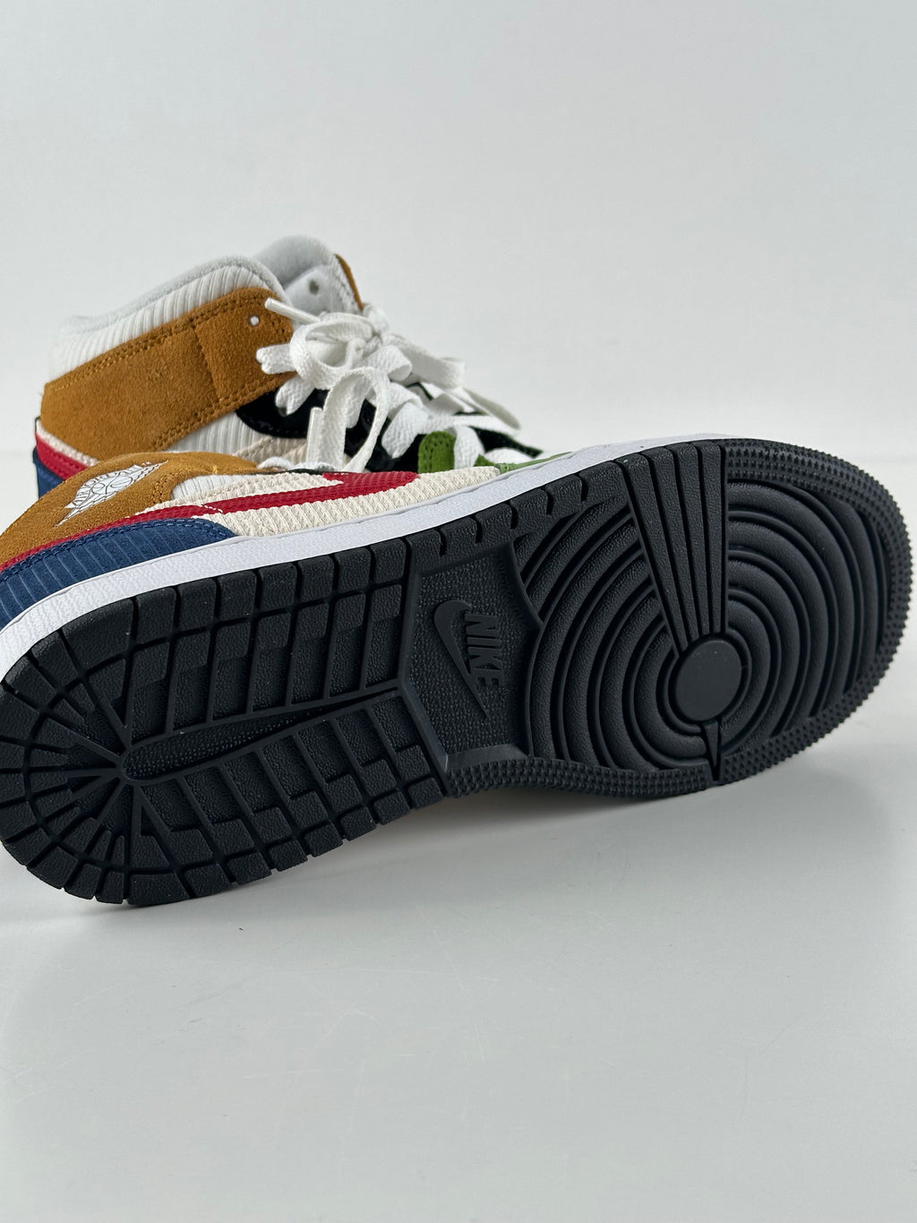 Air Jordan 1 Mid SE (GS) – White/Gym Red/Black – koko 38 (UUSI)