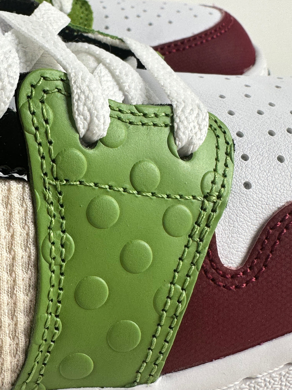 Air Jordan 1 Mid SE (GS) – White/Gym Red/Black – koko 38 (UUSI)