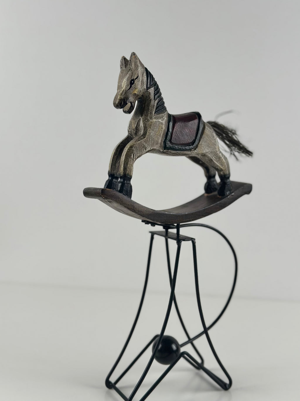 Keinuhevonen metallijalustalla – 34 cm