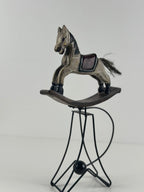 Keinuhevonen metallijalustalla – 34 cm