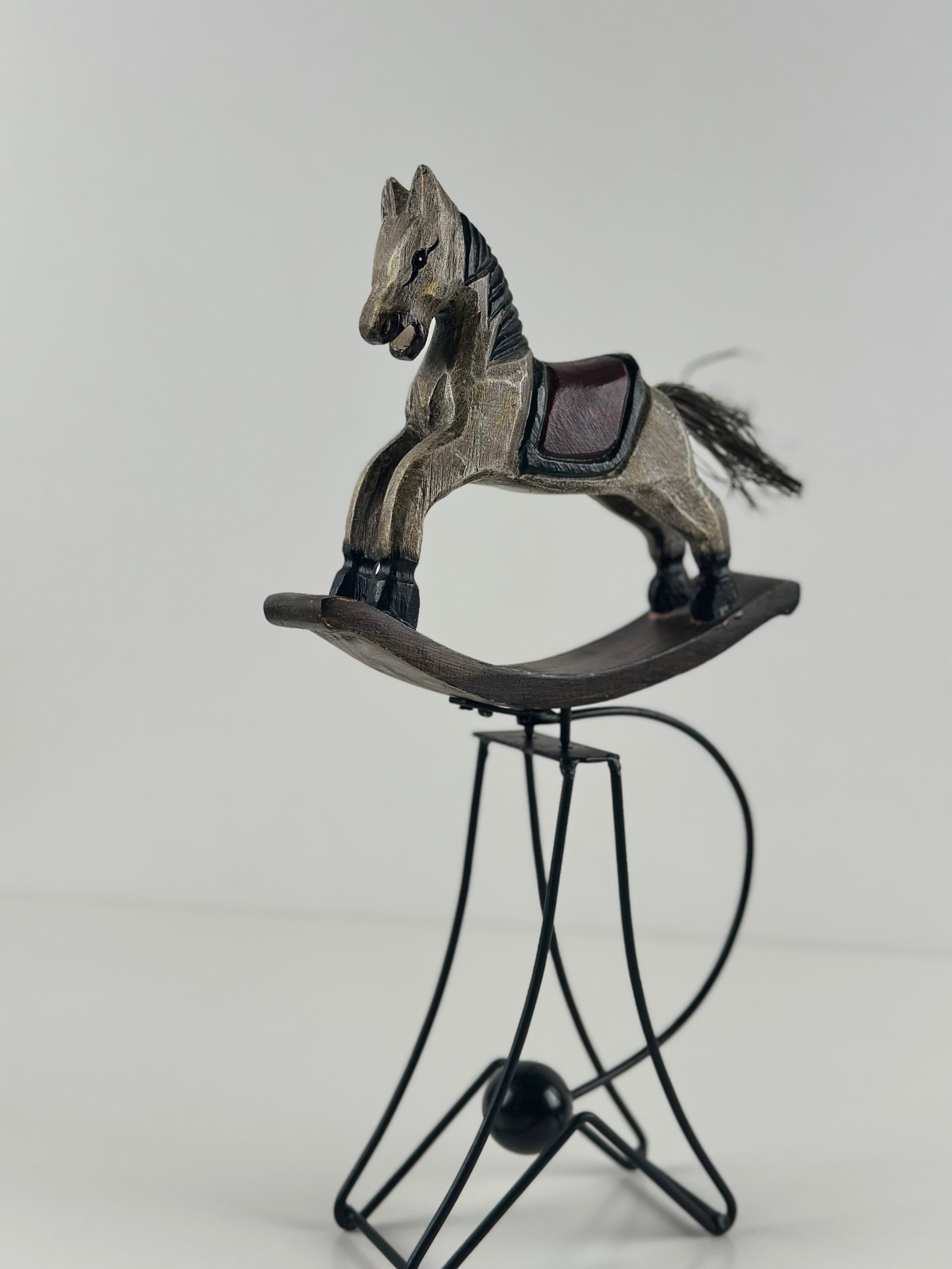 Keinuhevonen metallijalustalla – 34 cm