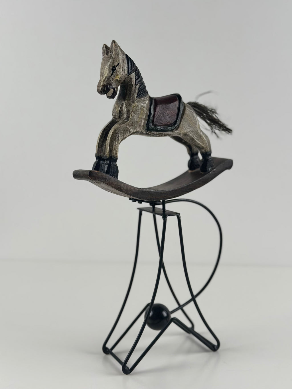 Keinuhevonen metallijalustalla – 34 cm