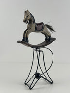 Keinuhevonen metallijalustalla – 34 cm