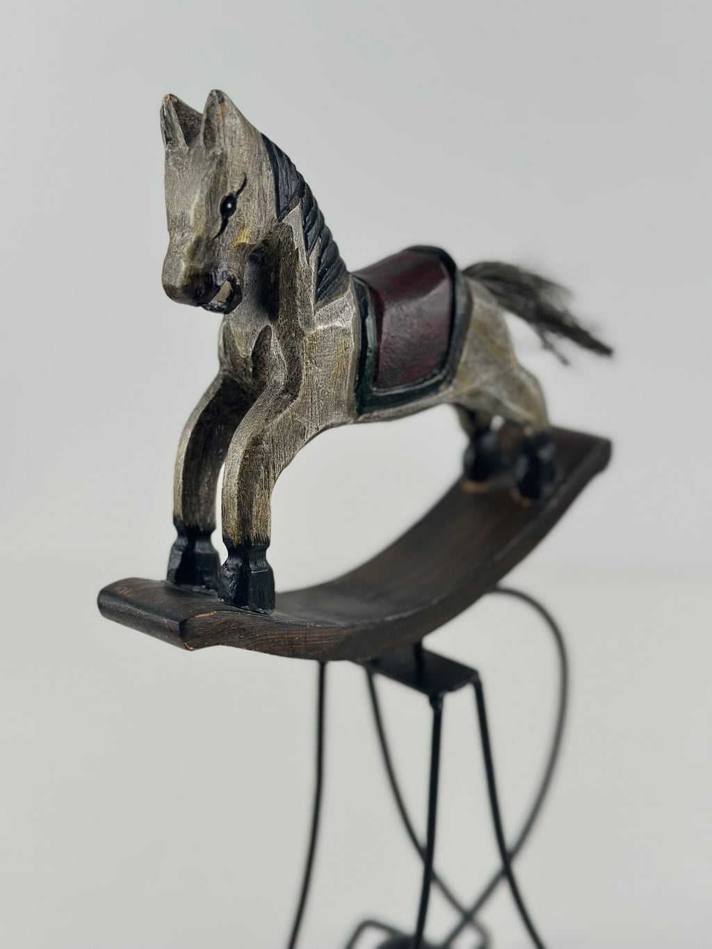 Keinuhevonen metallijalustalla – 34 cm