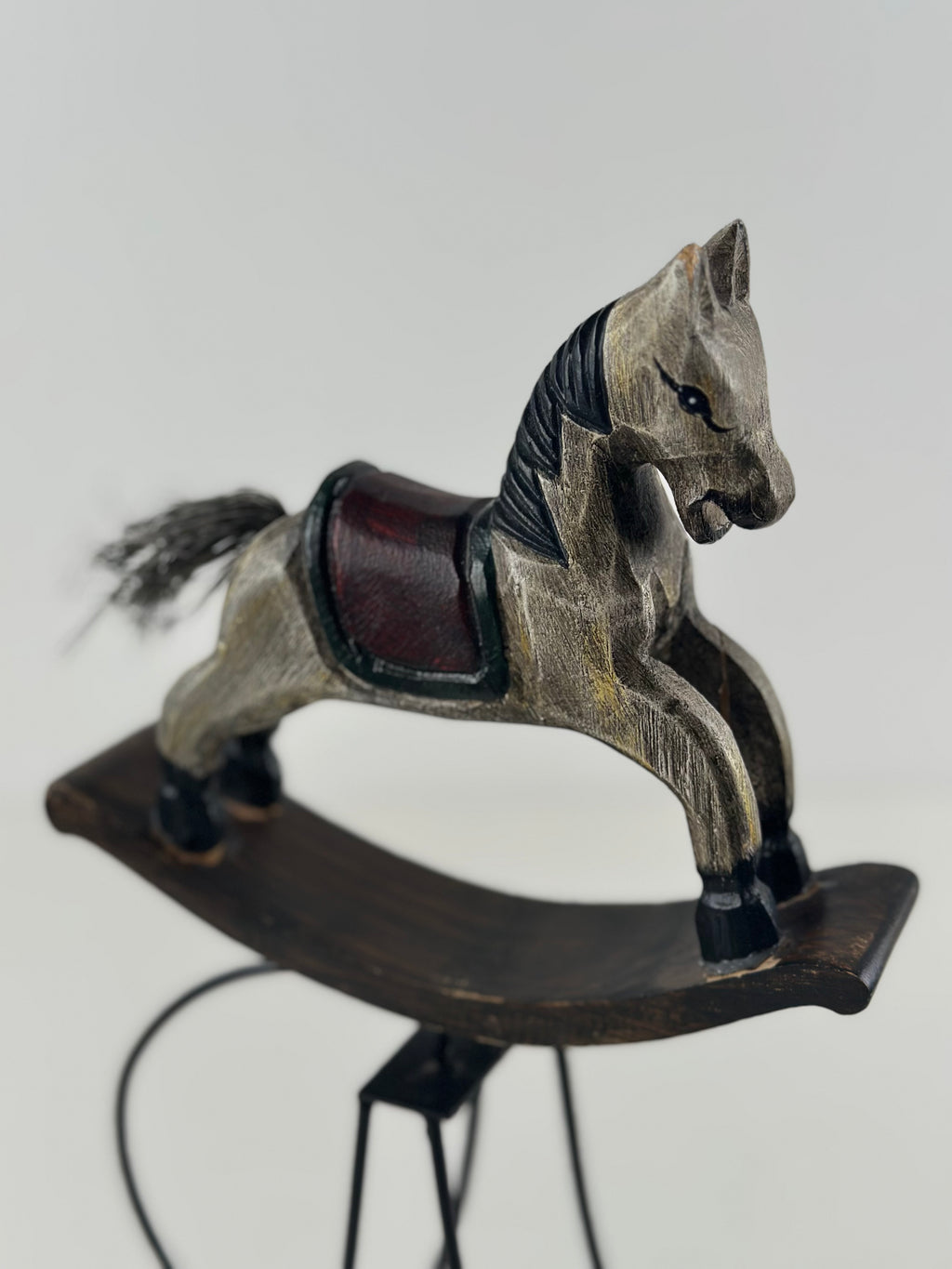Keinuhevonen metallijalustalla – 34 cm