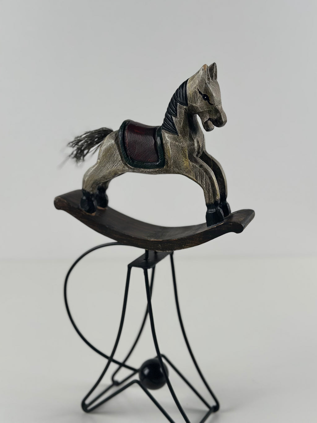 Keinuhevonen metallijalustalla – 34 cm