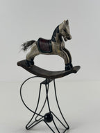 Keinuhevonen metallijalustalla – 34 cm