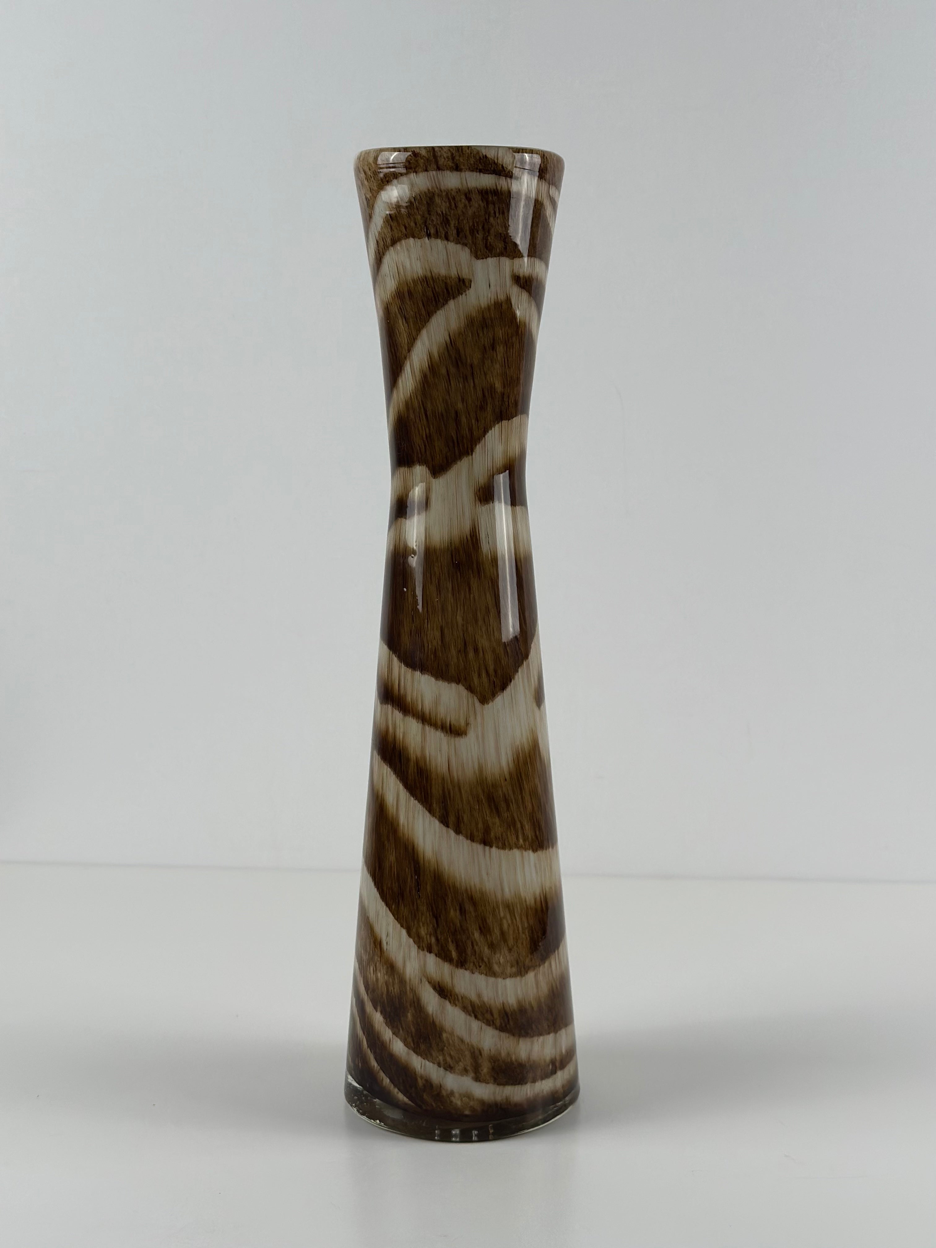 Käsinpuhallettu studiolasimaljakko – 38 cm