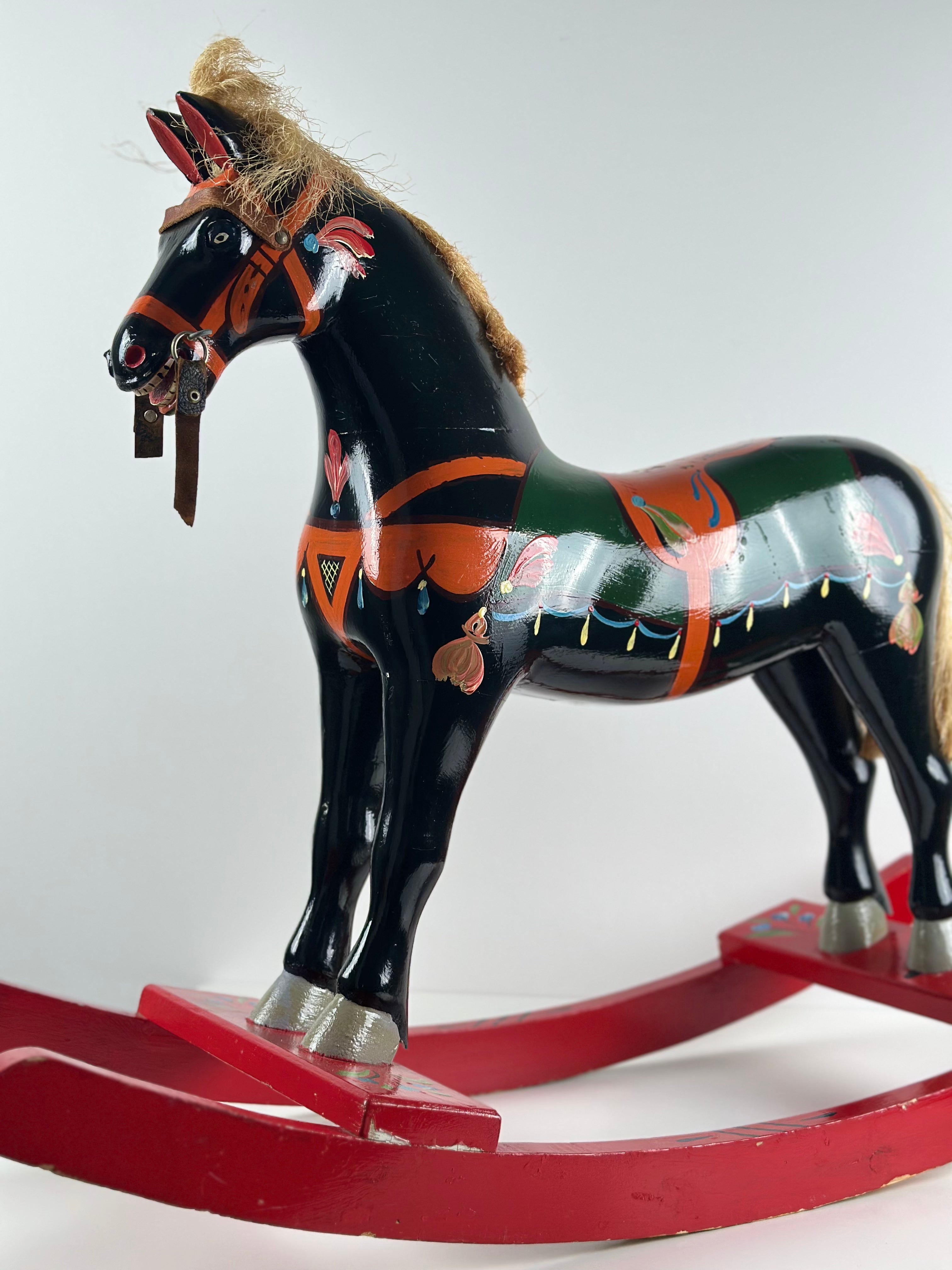 Norjalainen puinen keinuhevonen – 90 cm