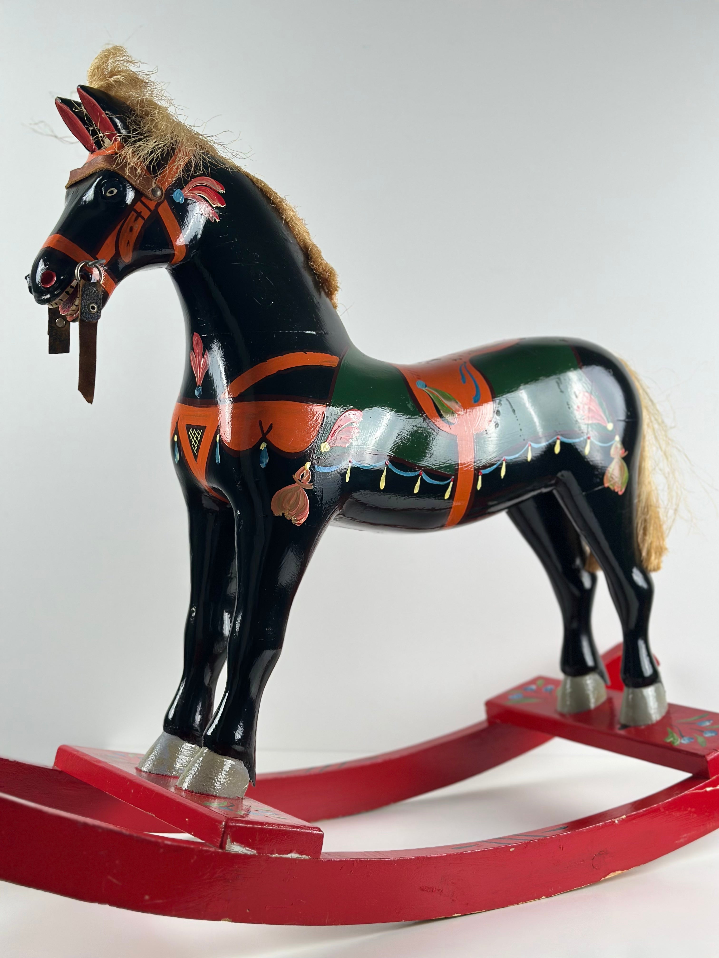 Norjalainen puinen keinuhevonen – 90 cm