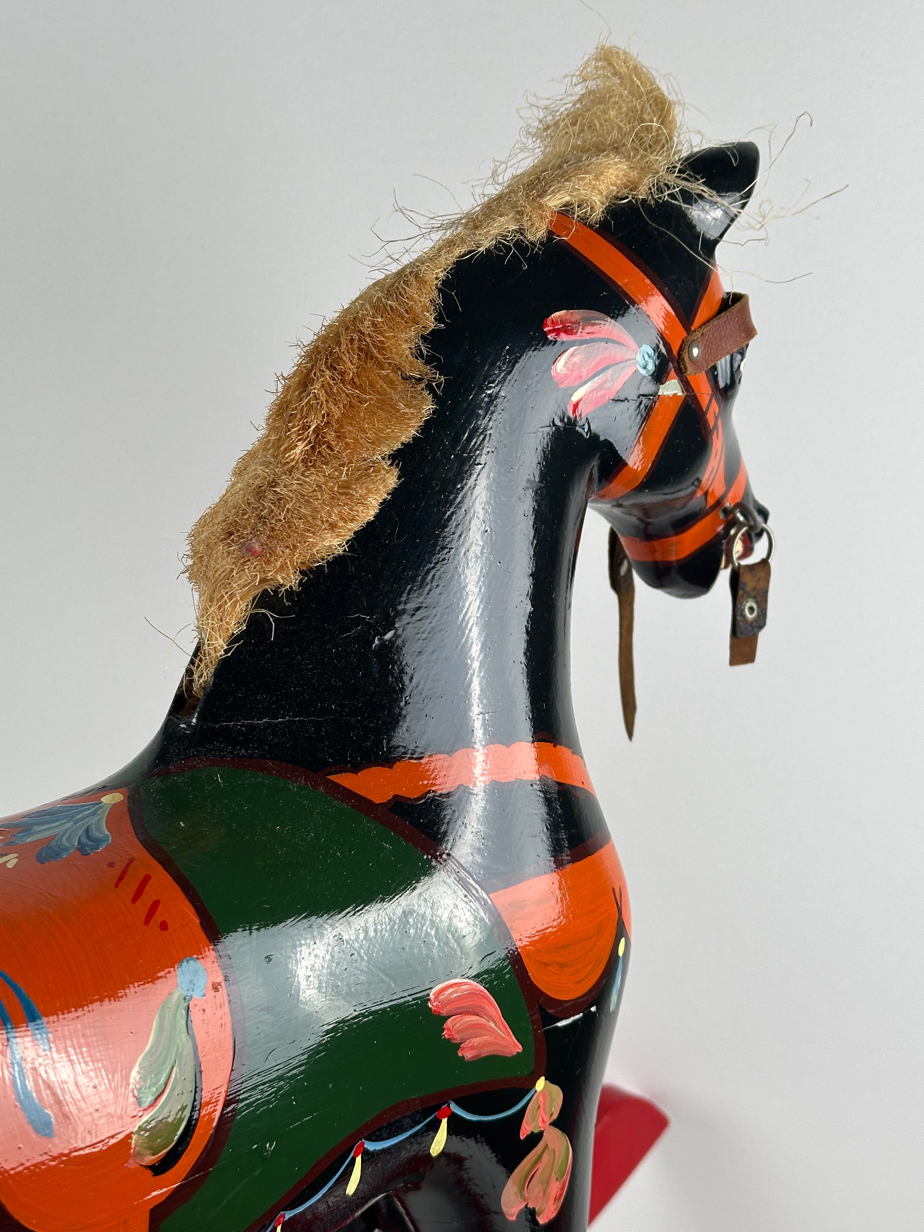 Norjalainen puinen keinuhevonen – 90 cm