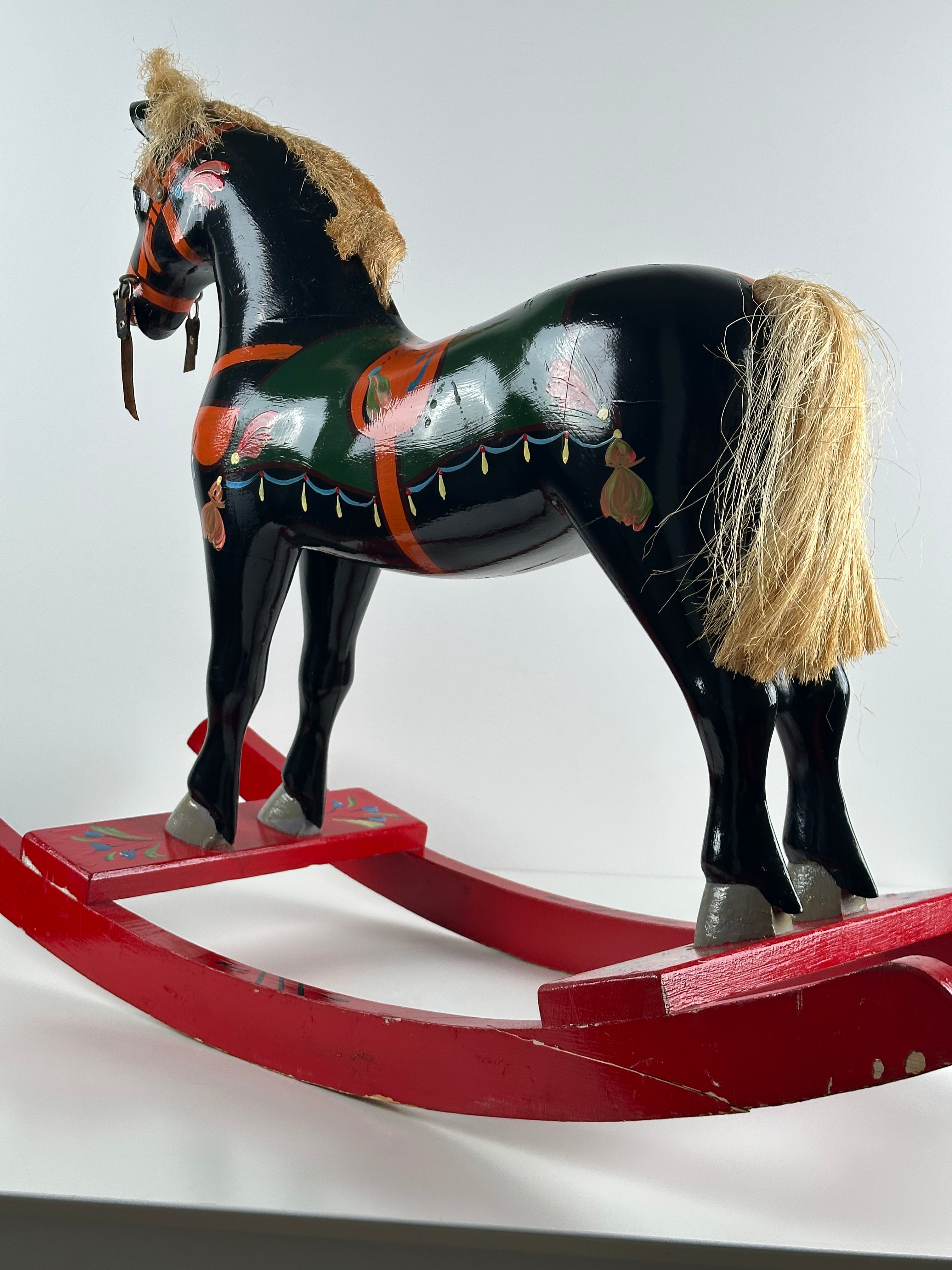 Norjalainen puinen keinuhevonen – 90 cm