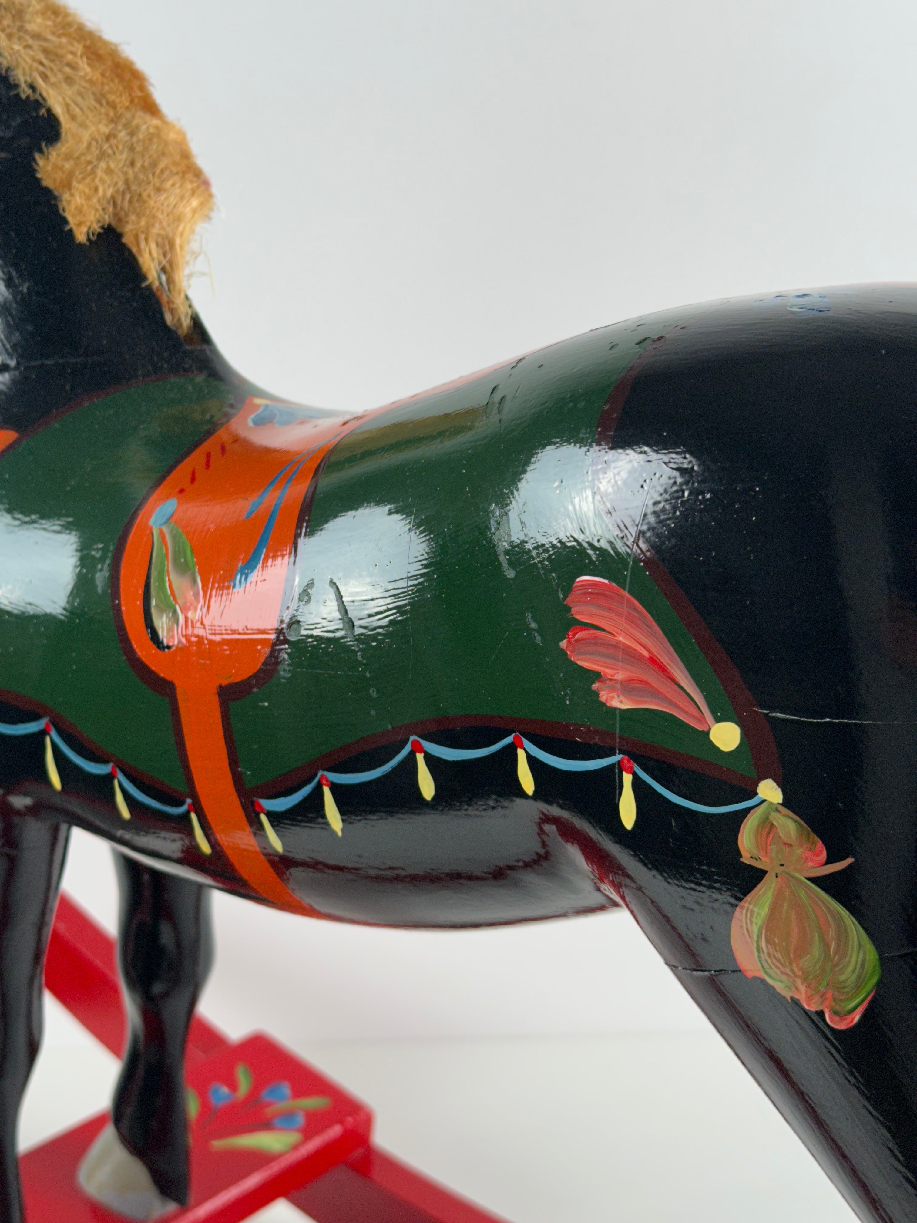 Norjalainen puinen keinuhevonen – 90 cm