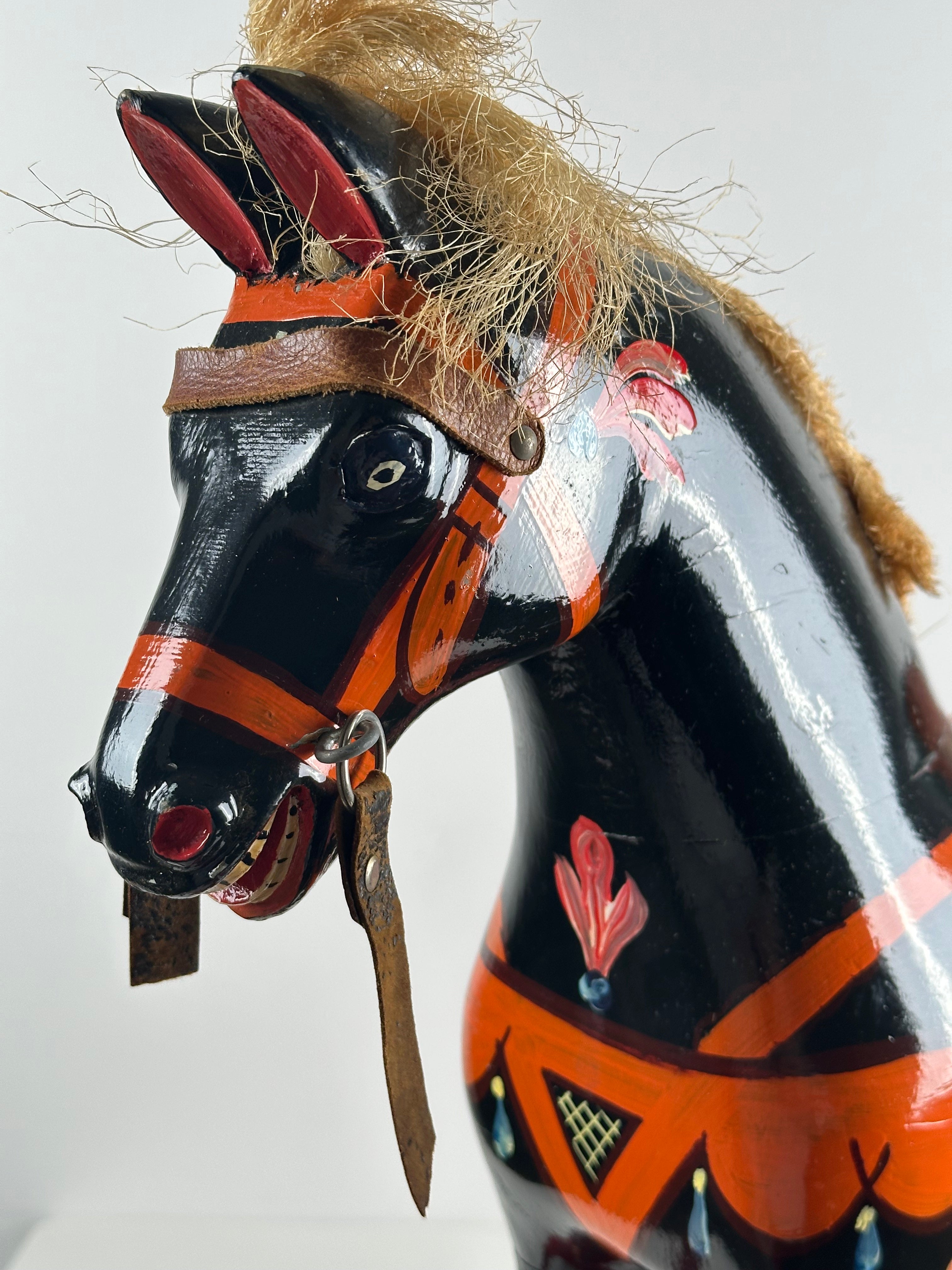 Norjalainen puinen keinuhevonen – 90 cm