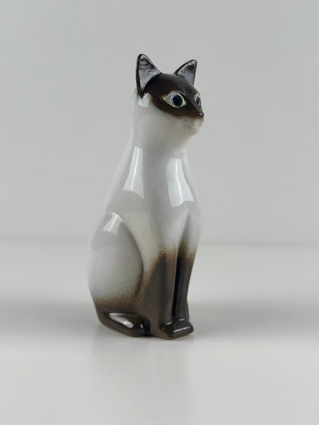 Tilgmans EGO – Stengods-kissafiguuri, 19 cm