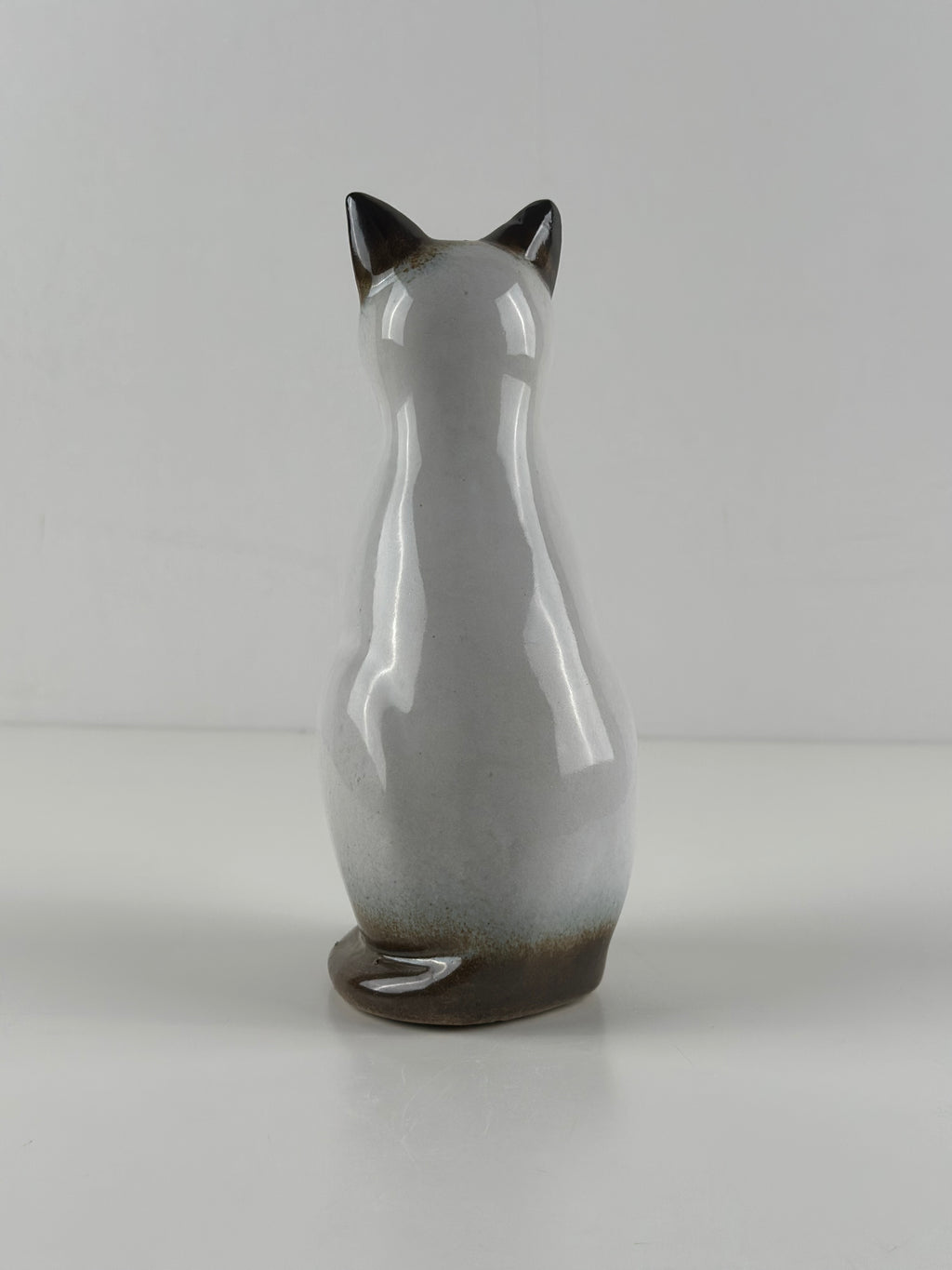 Tilgmans EGO – Stengods-kissafiguuri, 19 cm