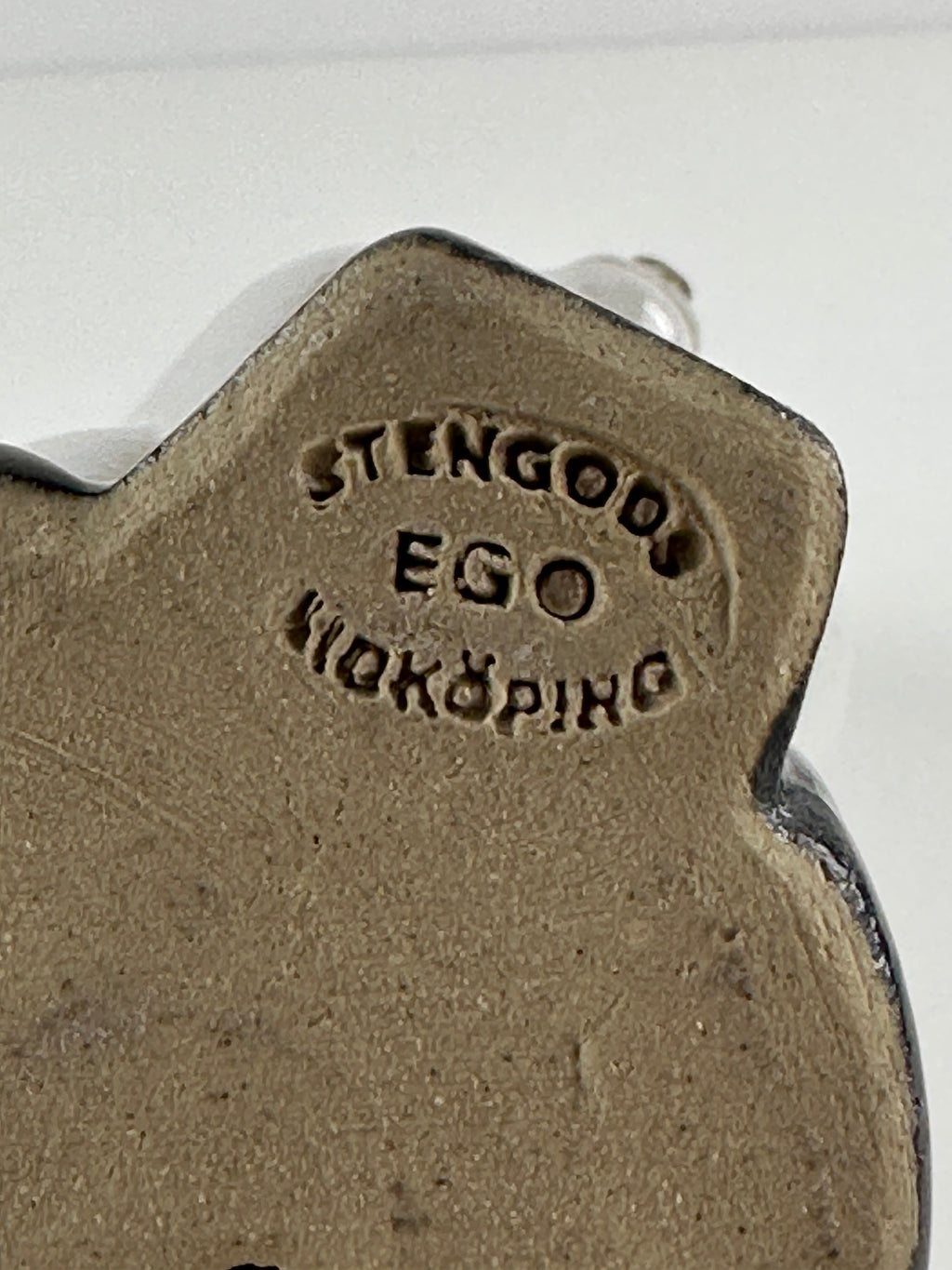 Tilgmans EGO – Stengods-kissafiguuri, 19 cm