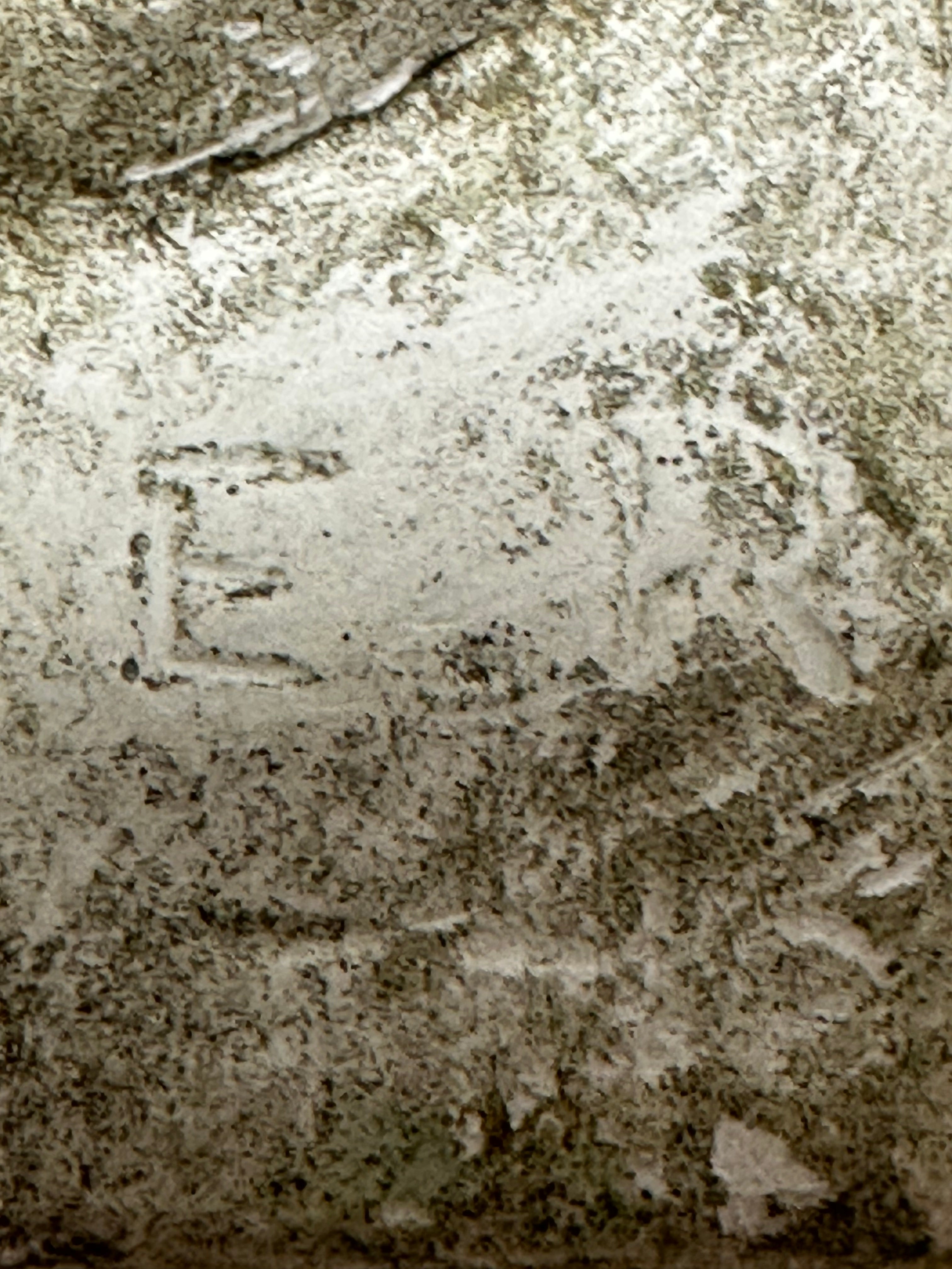 Seinäreliefi “Äiti ja lapsi” – signeerattu E.R. 46