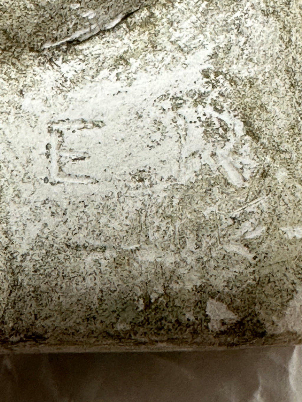 Seinäreliefi “Äiti ja lapsi” – signeerattu E.R. 46