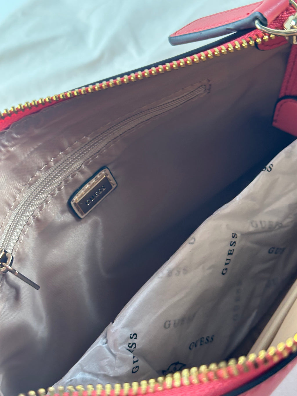 GUESS Beacon Falls Mini Top Zip Xbody – uusi, laput kiinni