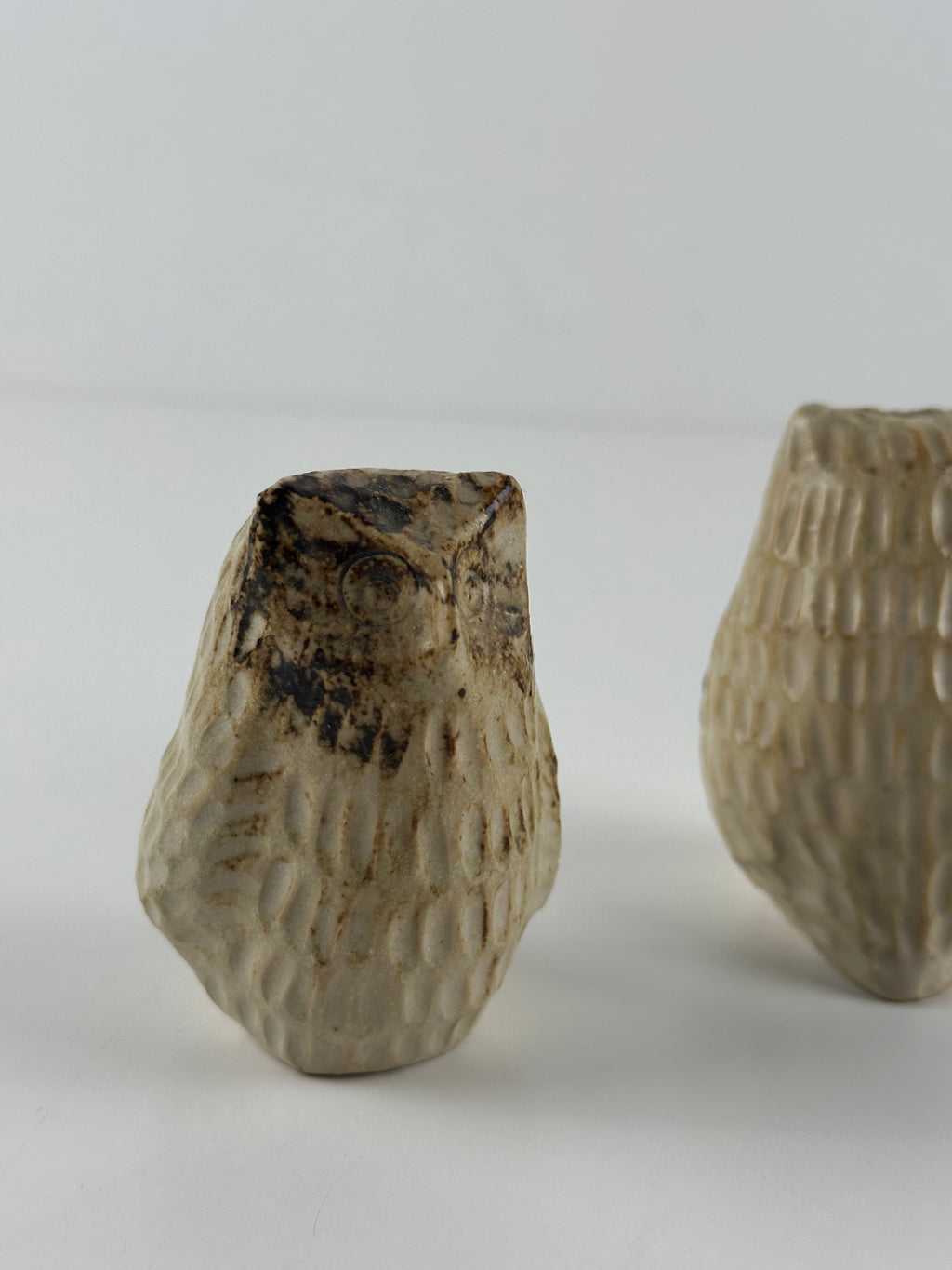 Liisa Hallamaa – keramiikkapöllöt (2 kpl), signeerattu LH