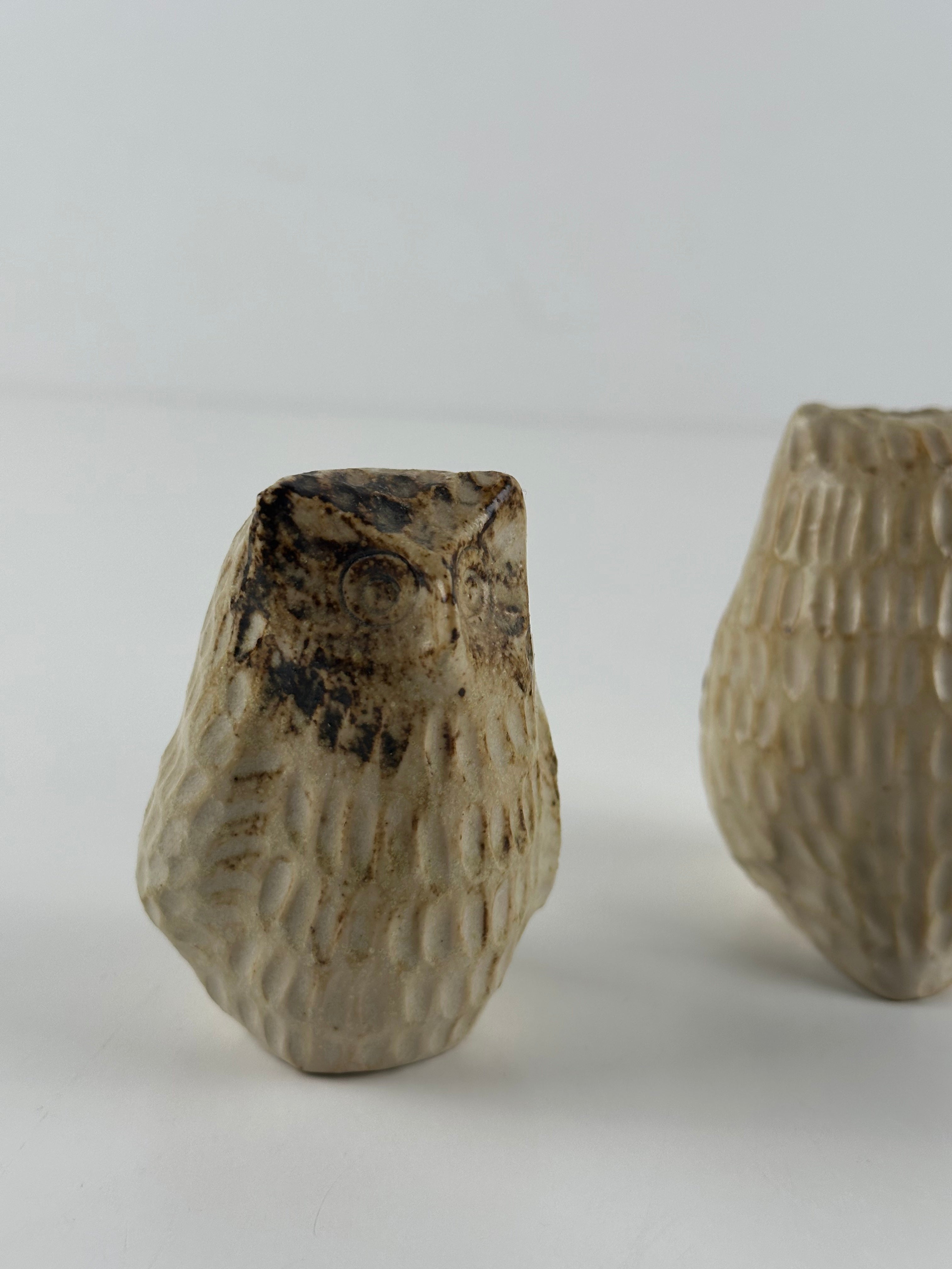 Liisa Hallamaa – keramiikkapöllöt (2 kpl), signeerattu LH