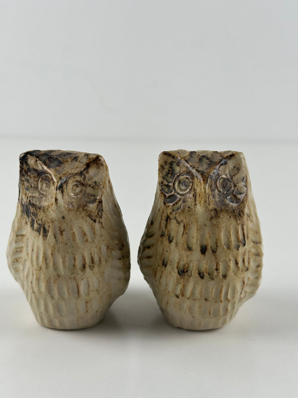 Liisa Hallamaa – keramiikkapöllöt (2 kpl), signeerattu LH