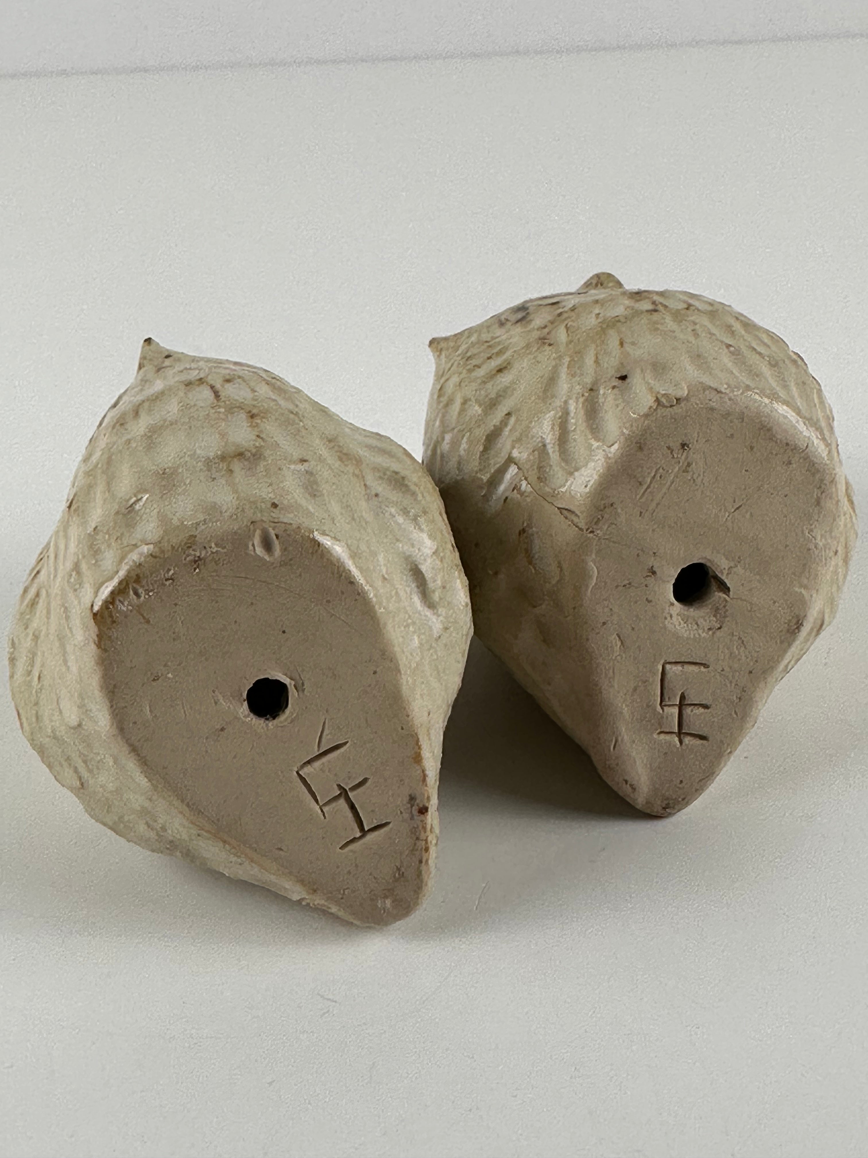 Liisa Hallamaa – keramiikkapöllöt (2 kpl), signeerattu LH