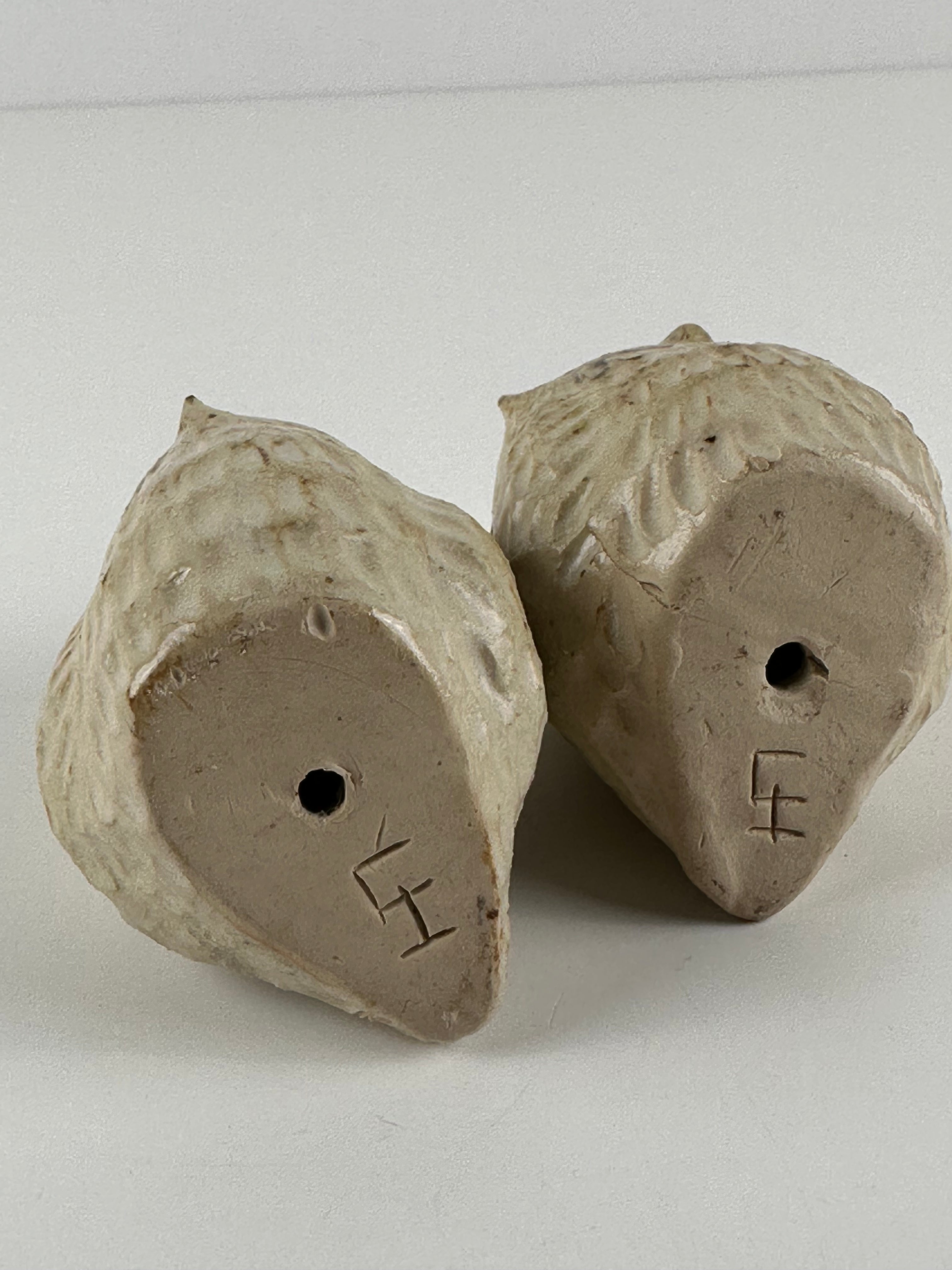 Liisa Hallamaa – keramiikkapöllöt (2 kpl), signeerattu LH