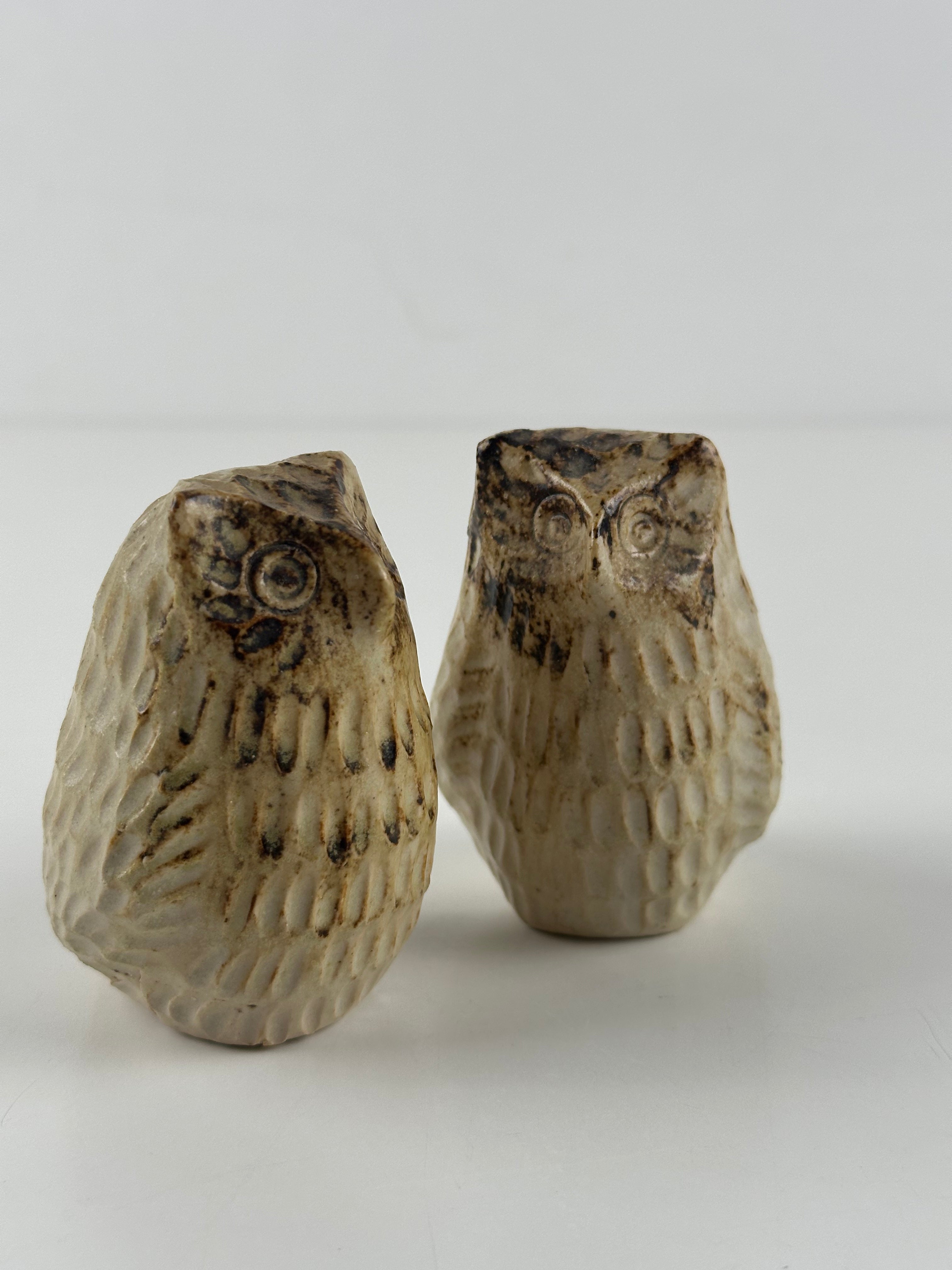 Liisa Hallamaa – keramiikkapöllöt (2 kpl), signeerattu LH