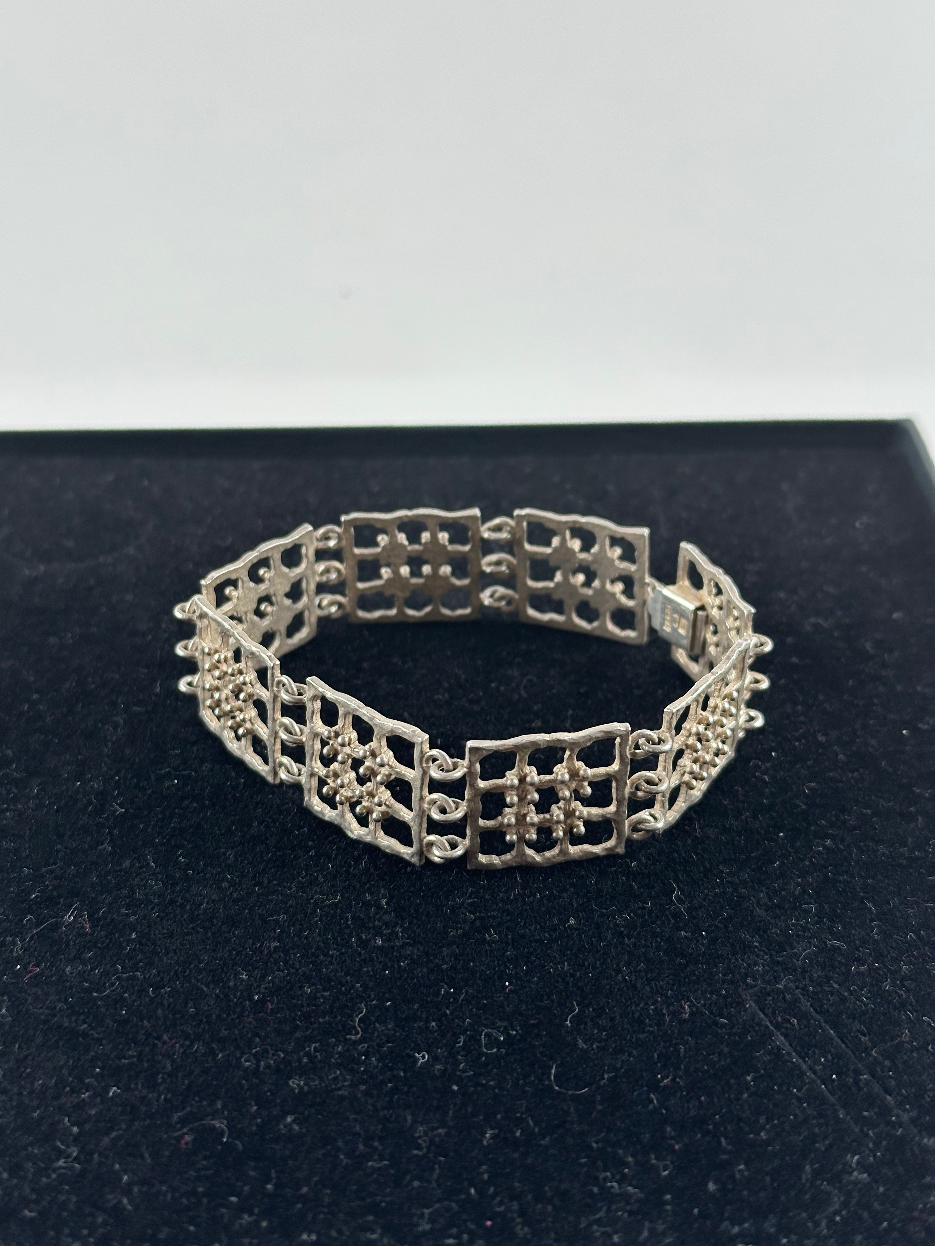 Kultaseppä Salovaara – hopeinen design-rannekoru (925H)