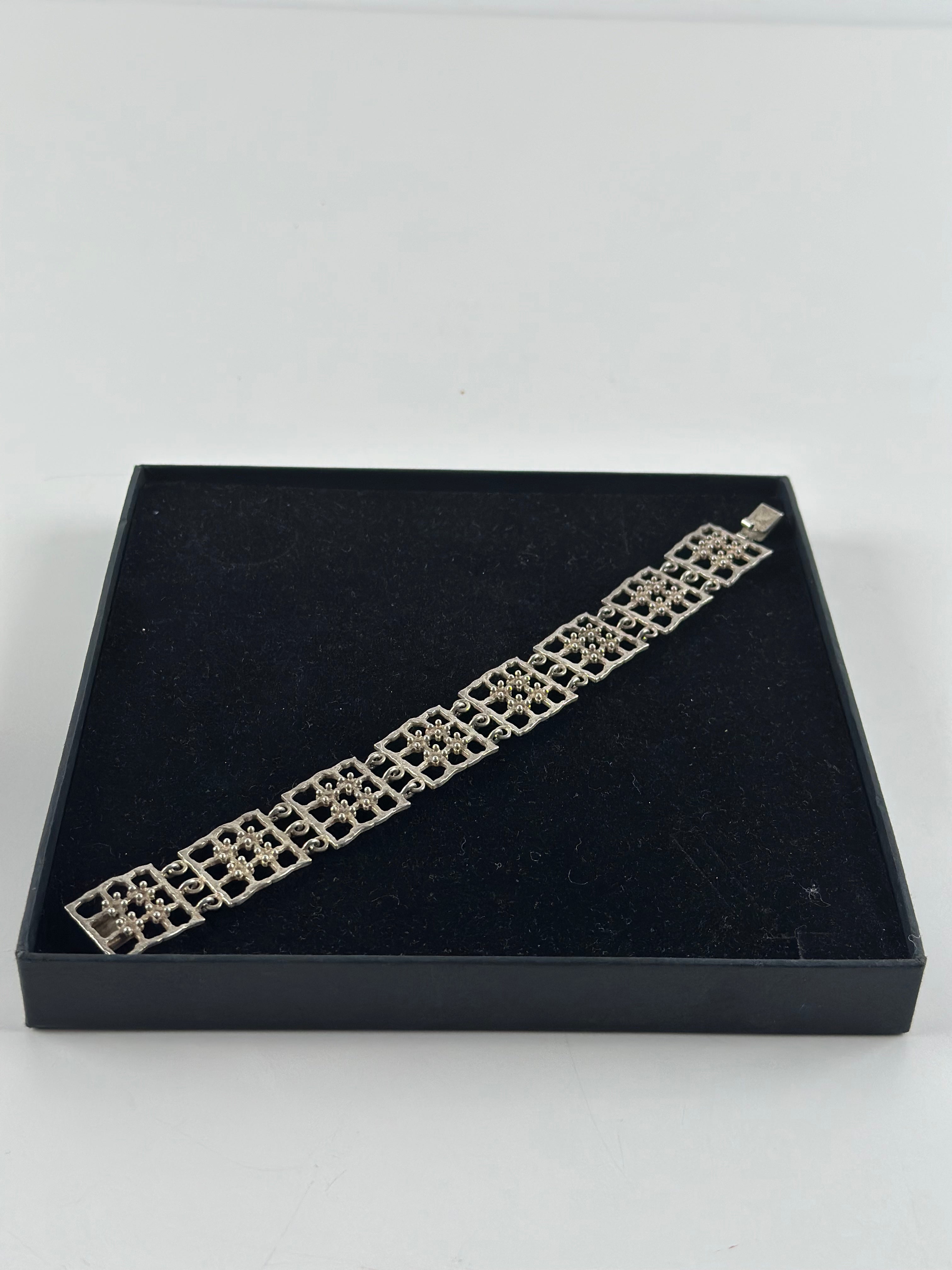 Kultaseppä Salovaara – hopeinen design-rannekoru (925H)