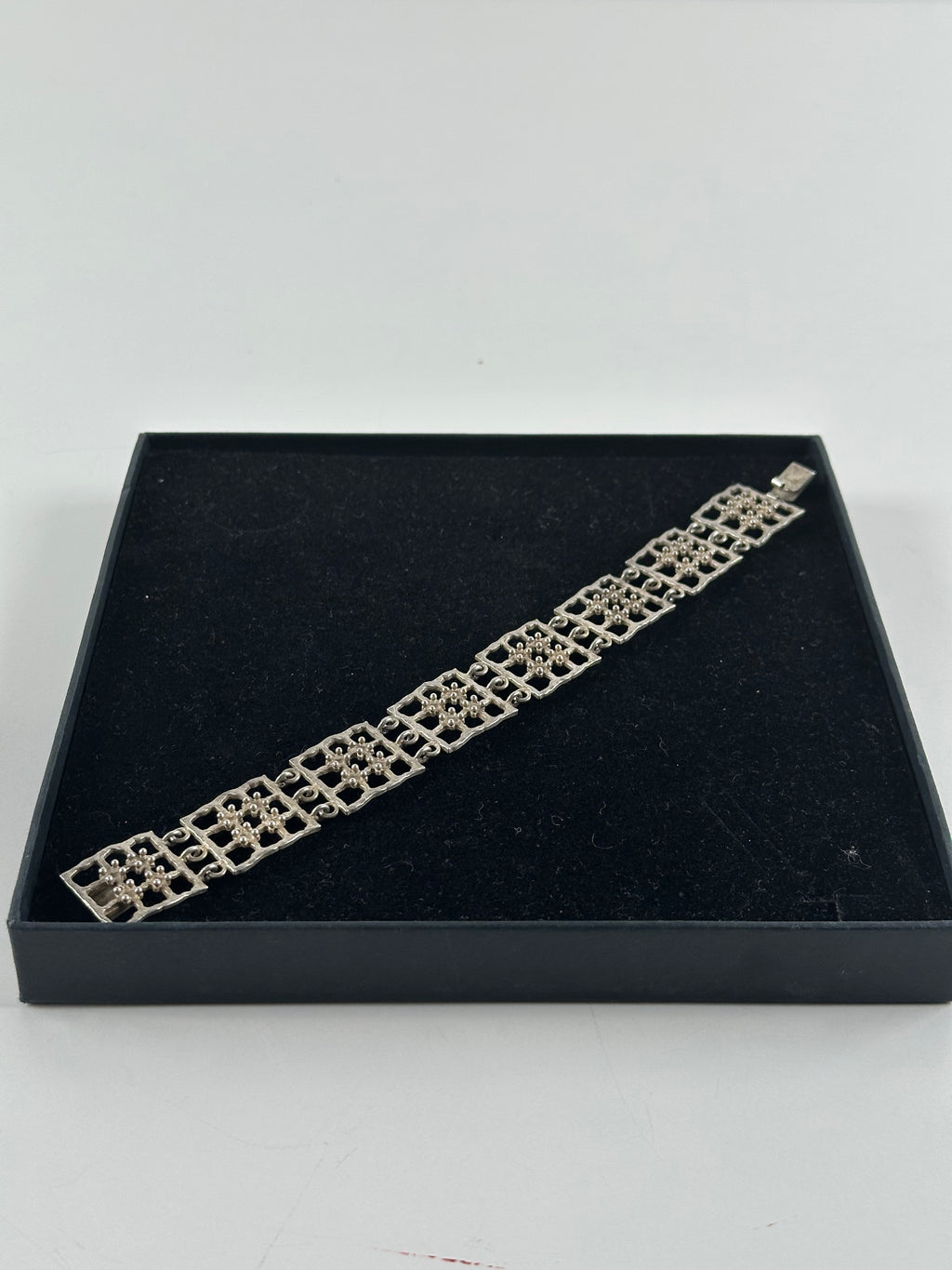 Kultaseppä Salovaara – hopeinen design-rannekoru (925H)