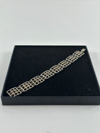 Kultaseppä Salovaara – hopeinen design-rannekoru (925H)