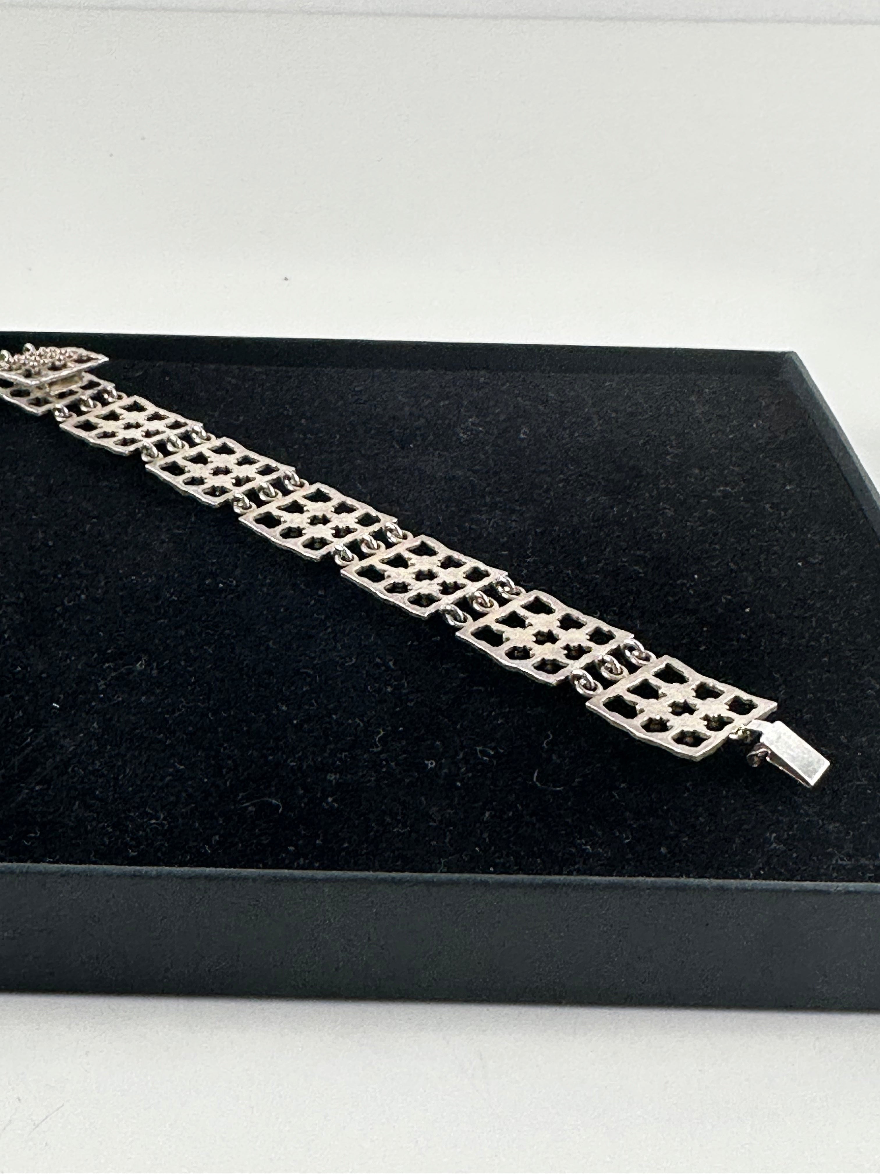 Kultaseppä Salovaara – hopeinen design-rannekoru (925H)