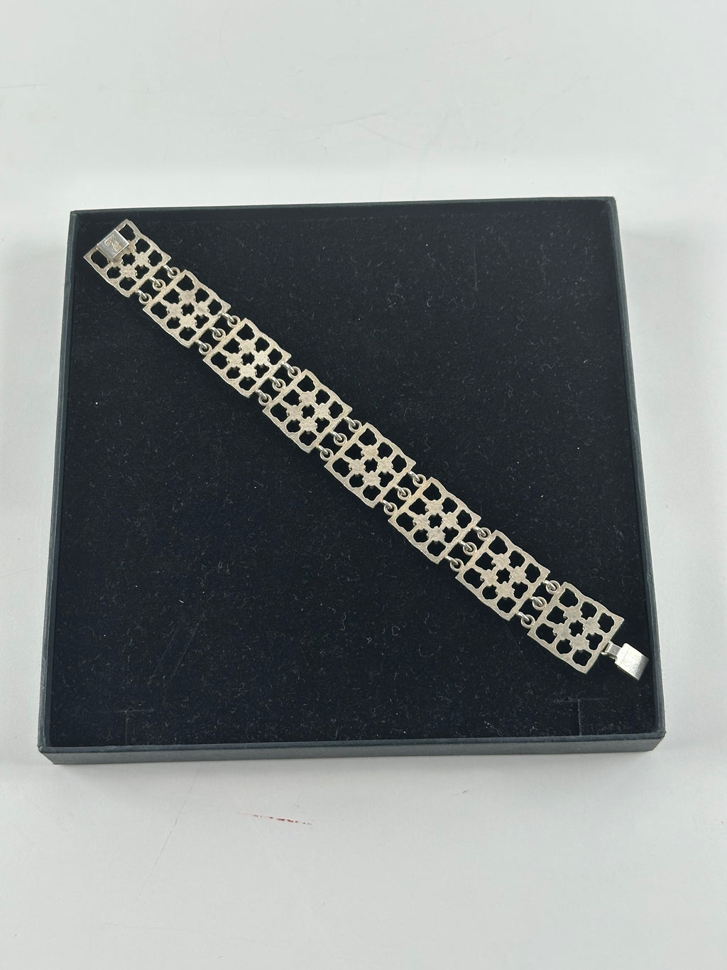 Kultaseppä Salovaara – hopeinen design-rannekoru (925H)