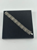 Kultaseppä Salovaara – hopeinen design-rannekoru (925H)