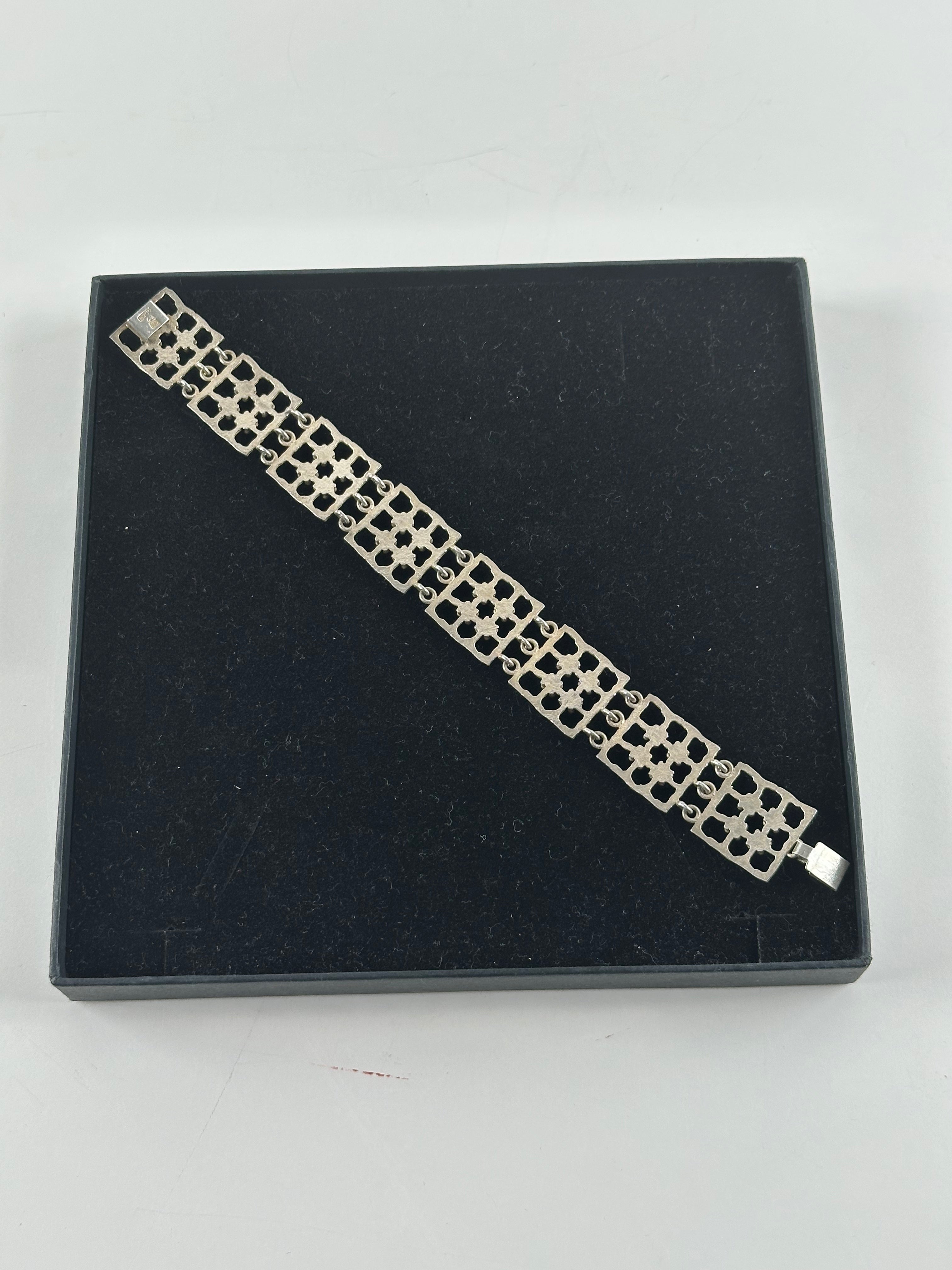 Kultaseppä Salovaara – hopeinen design-rannekoru (925H)