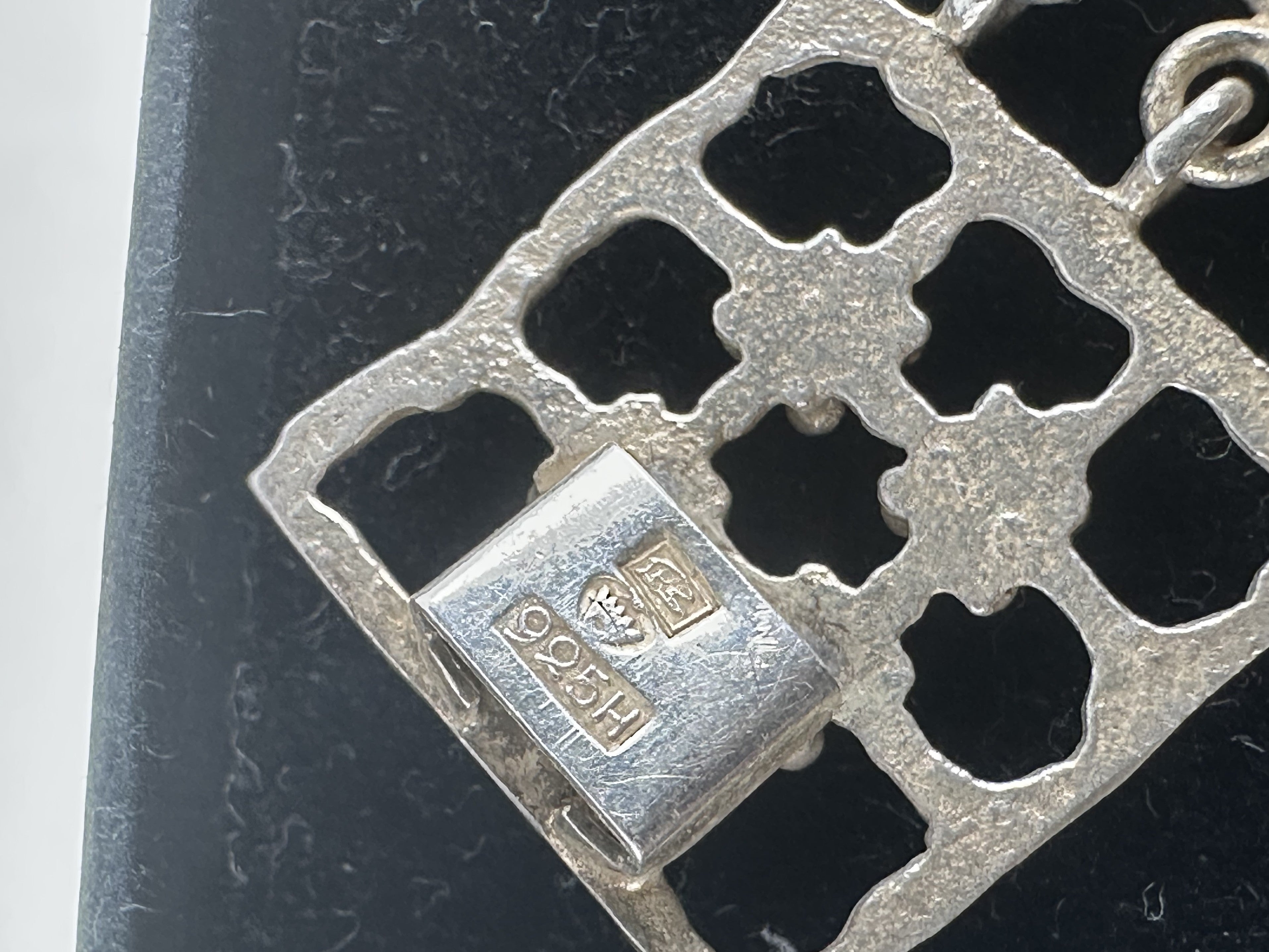 Kultaseppä Salovaara – hopeinen design-rannekoru (925H)