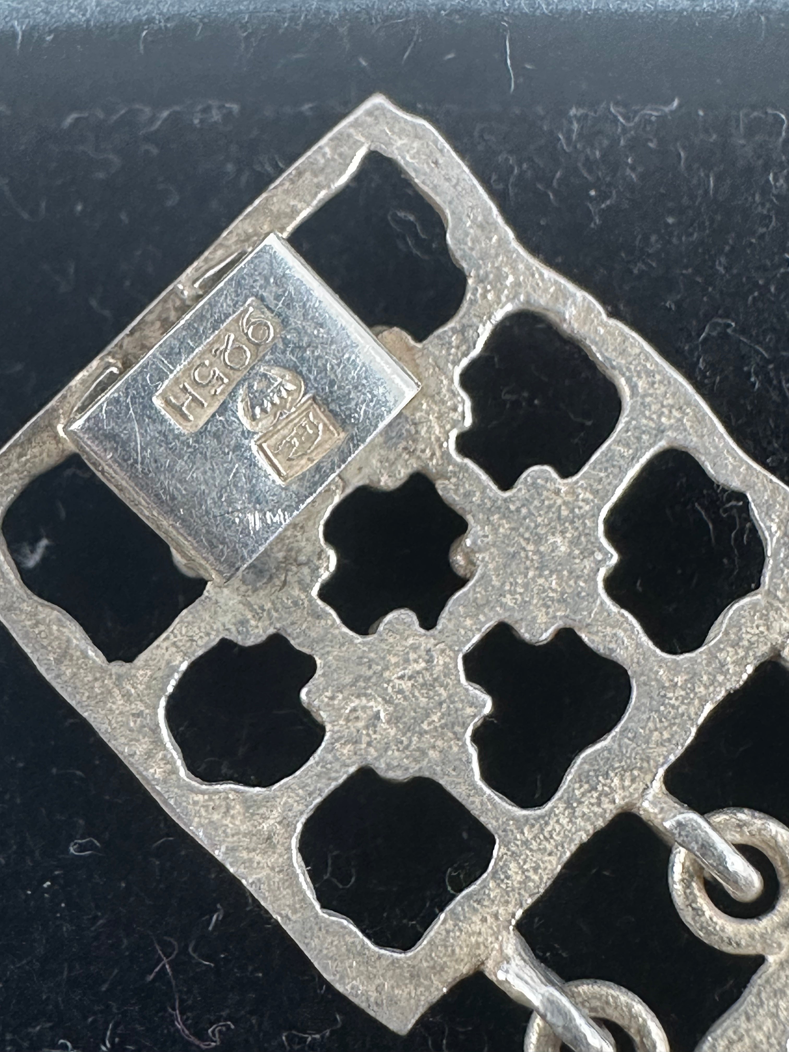 Kultaseppä Salovaara – hopeinen design-rannekoru (925H)