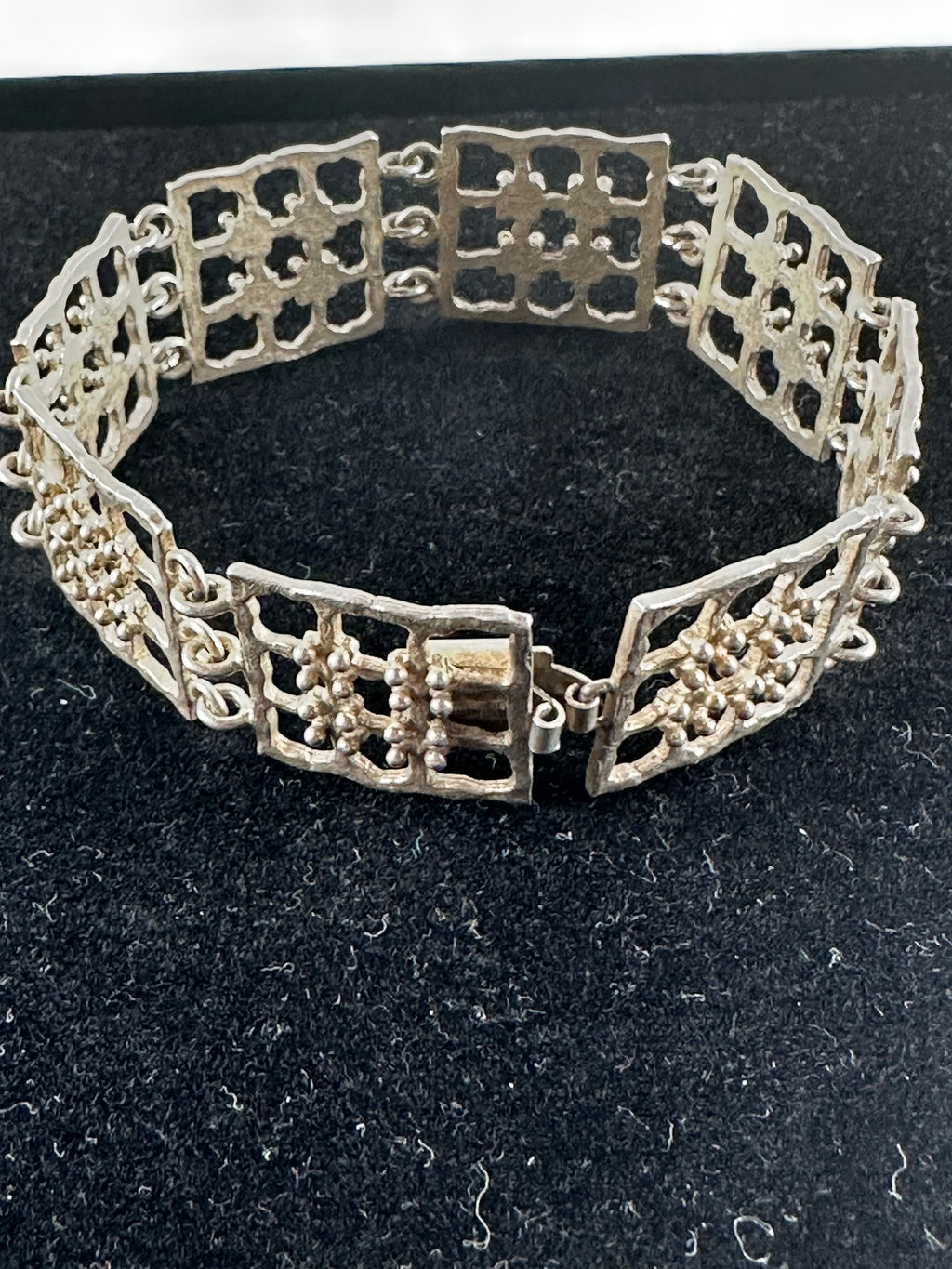 Kultaseppä Salovaara – hopeinen design-rannekoru (925H)