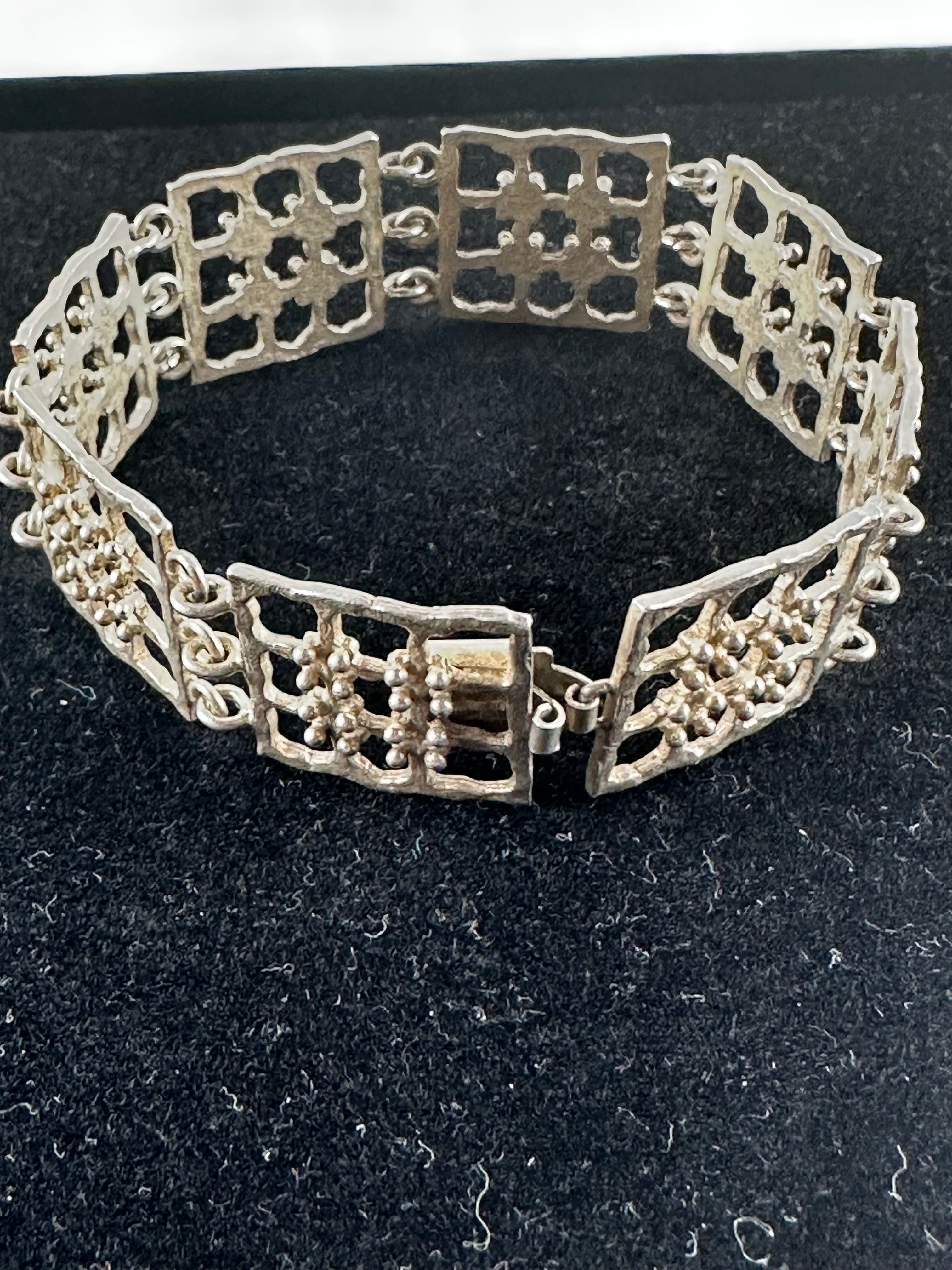 Kultaseppä Salovaara – hopeinen design-rannekoru (925H)