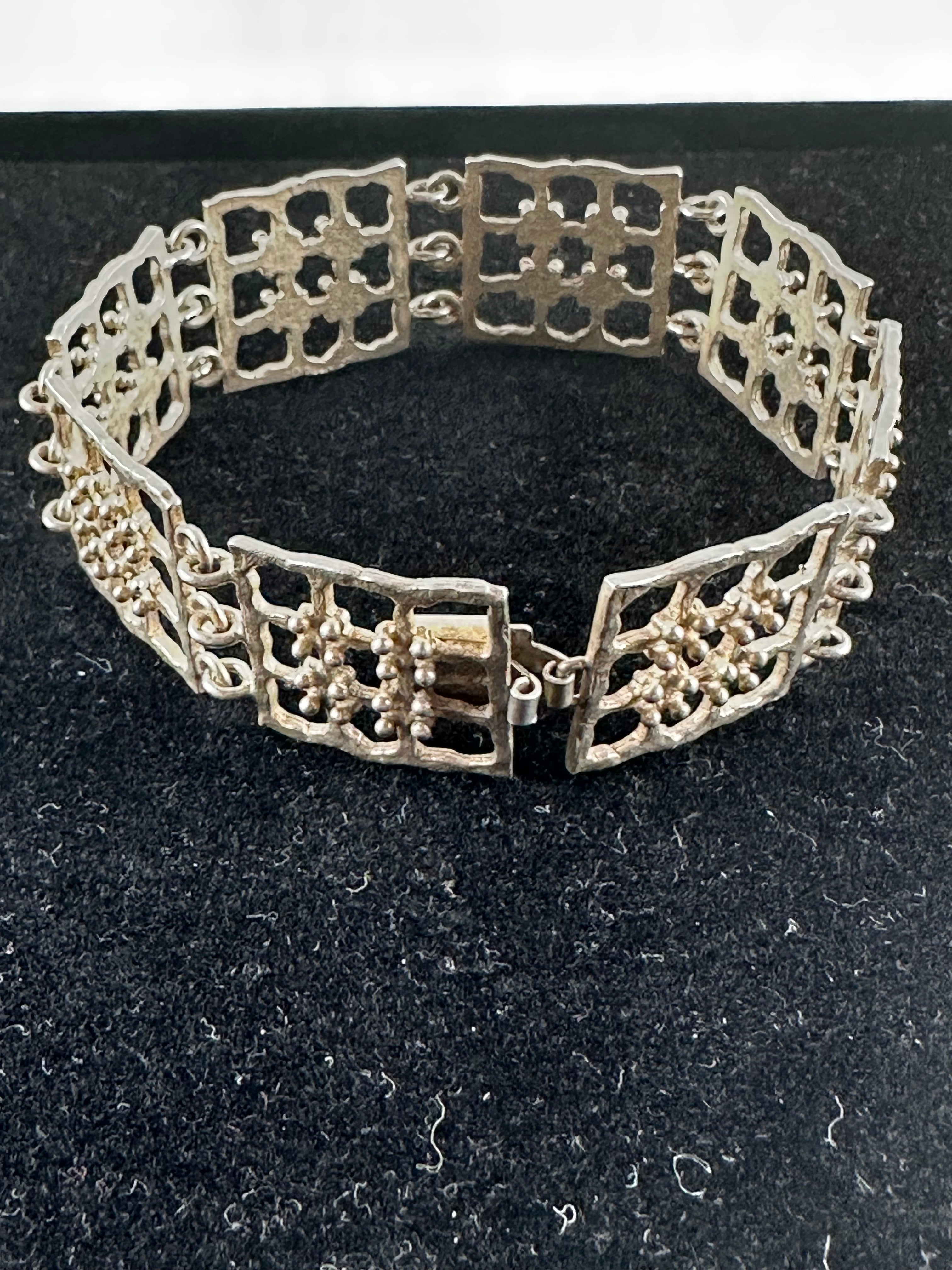 Kultaseppä Salovaara – hopeinen design-rannekoru (925H)