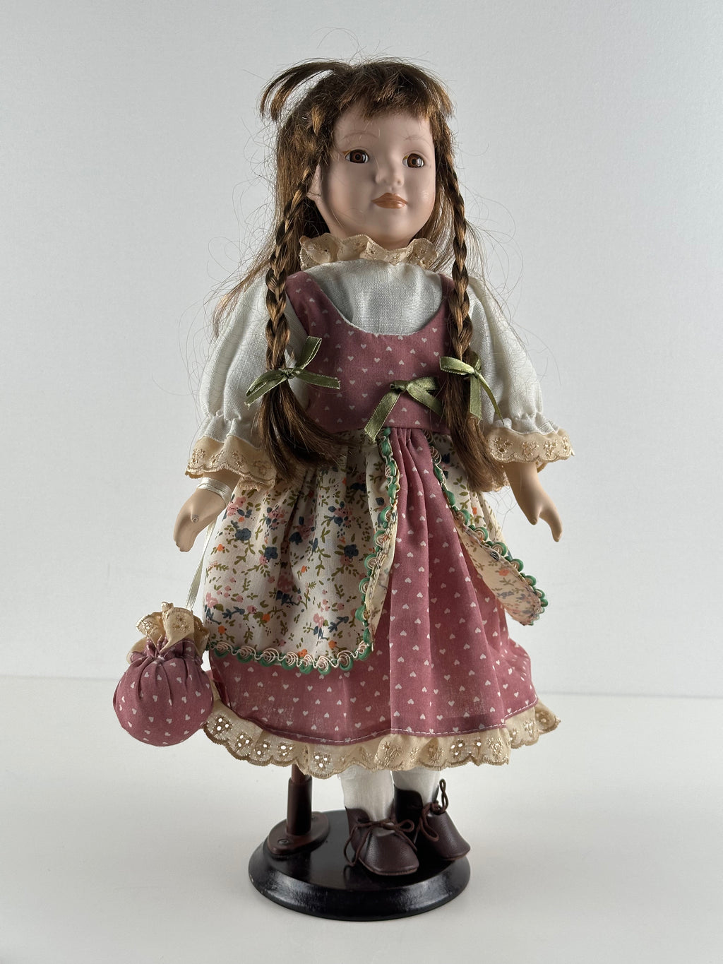 Posliinikoristenukke 42 cm – romanttinen sisustusesine